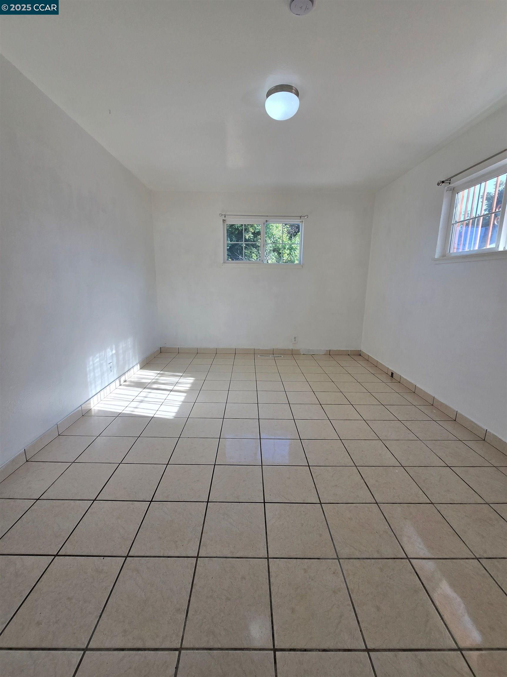 Detail Gallery Image 6 of 10 For 2849 Rheem Ave, Richmond,  CA 94804 - 3 Beds | 1/1 Baths