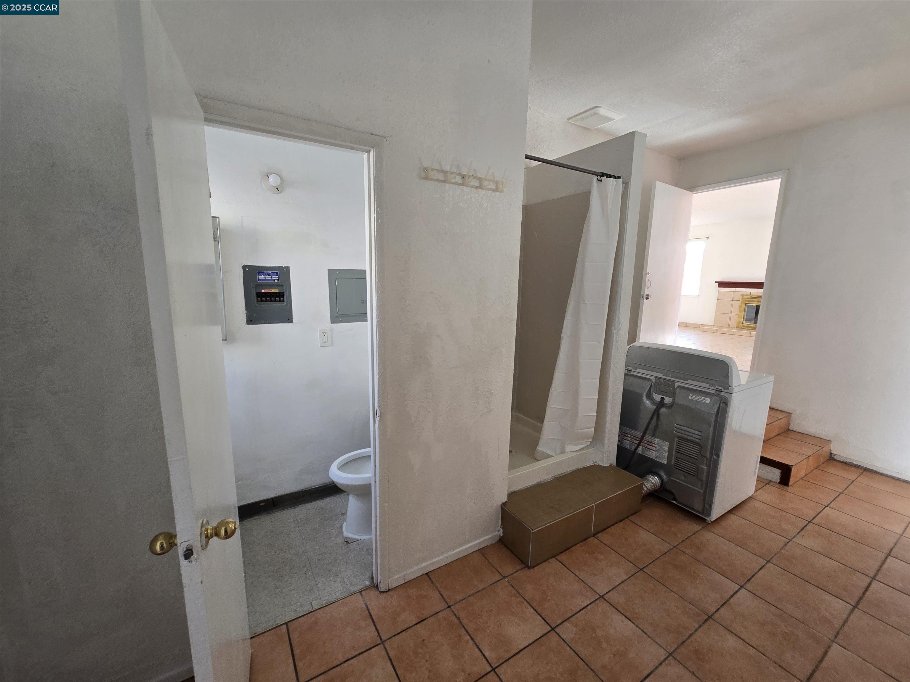 Detail Gallery Image 8 of 10 For 2849 Rheem Ave, Richmond,  CA 94804 - 3 Beds | 1/1 Baths