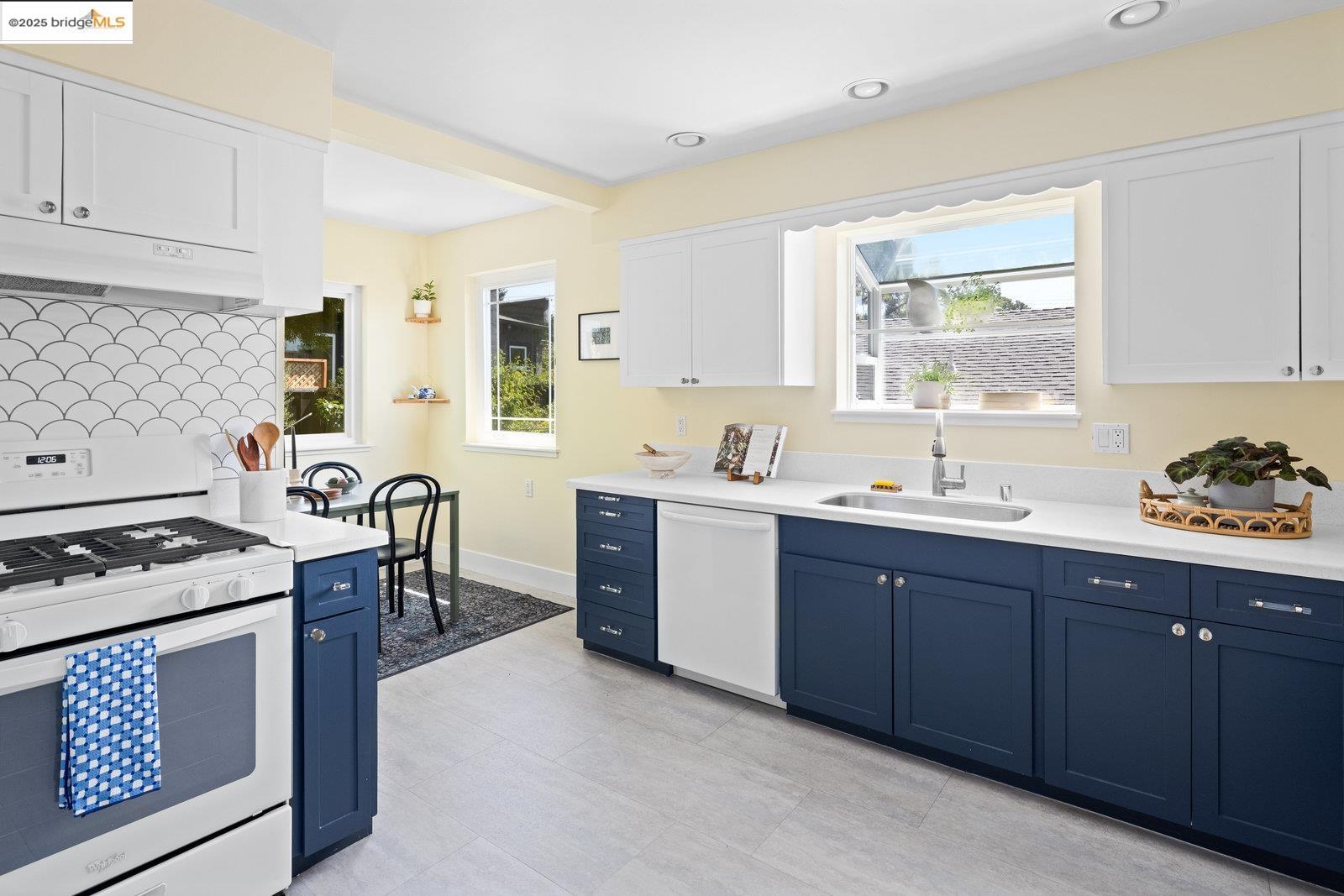 Detail Gallery Image 8 of 30 For 2726 Madeline Street, Oakland,  CA 94602 - 2 Beds | 1 Baths