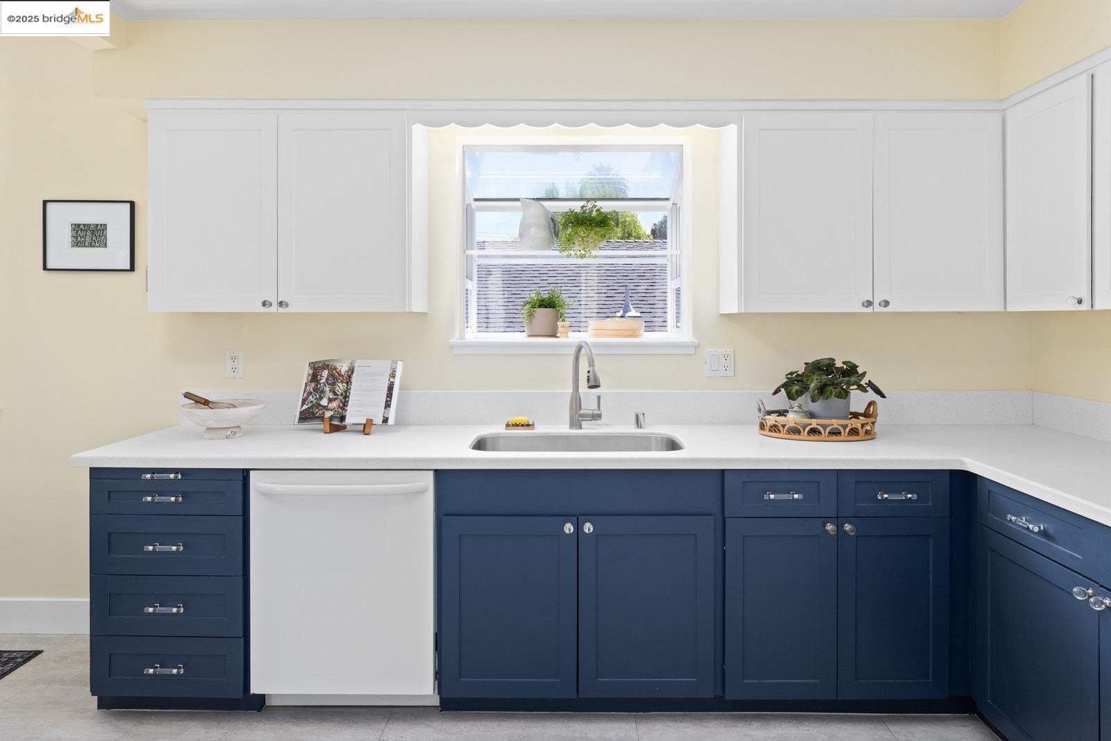 Detail Gallery Image 9 of 30 For 2726 Madeline Street, Oakland,  CA 94602 - 2 Beds | 1 Baths