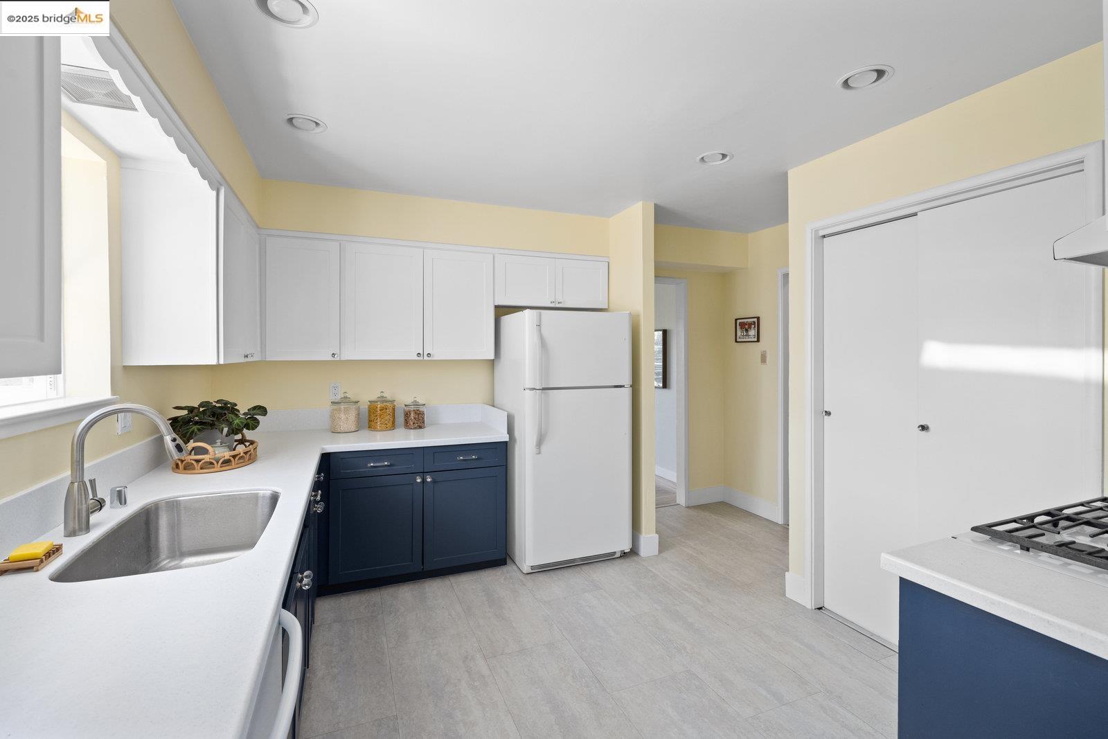 Detail Gallery Image 10 of 30 For 2726 Madeline Street, Oakland,  CA 94602 - 2 Beds | 1 Baths