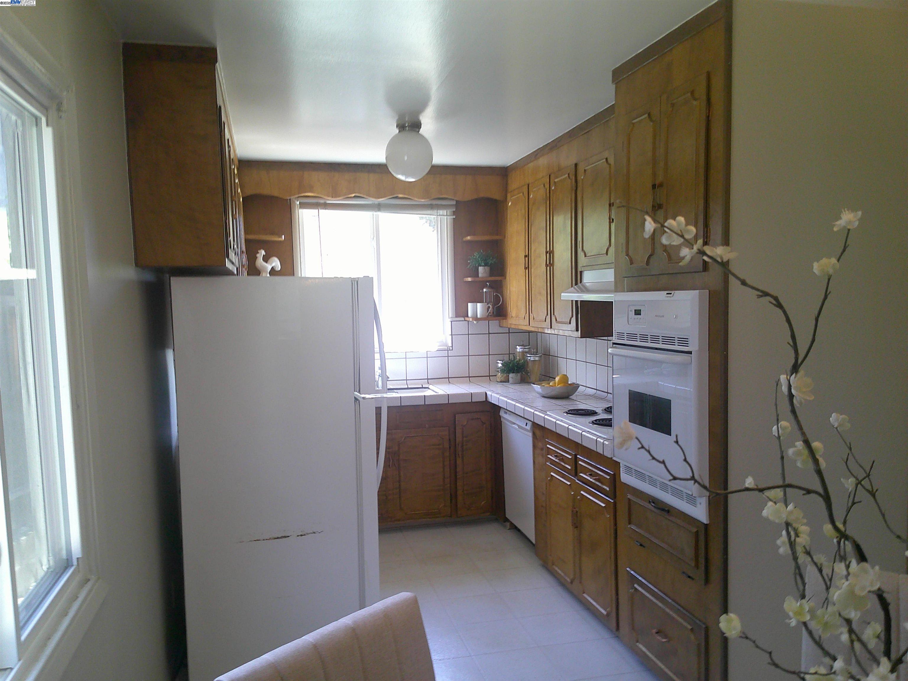 Detail Gallery Image 4 of 19 For 4817 Kathleen Ave, Castro Valley,  CA 94546-9999 - 3 Beds | 2 Baths