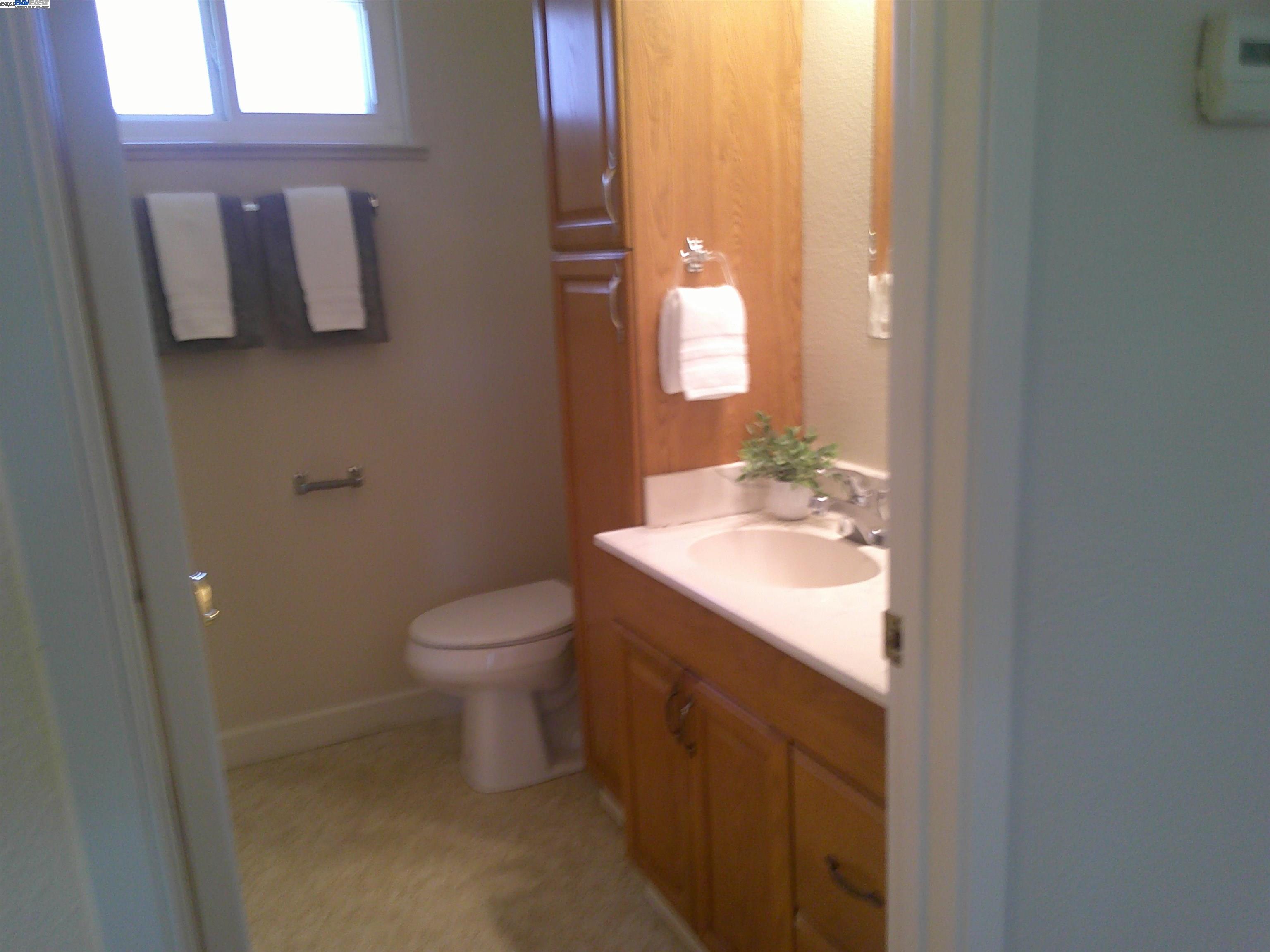 Detail Gallery Image 5 of 19 For 4817 Kathleen Ave, Castro Valley,  CA 94546-9999 - 3 Beds | 2 Baths