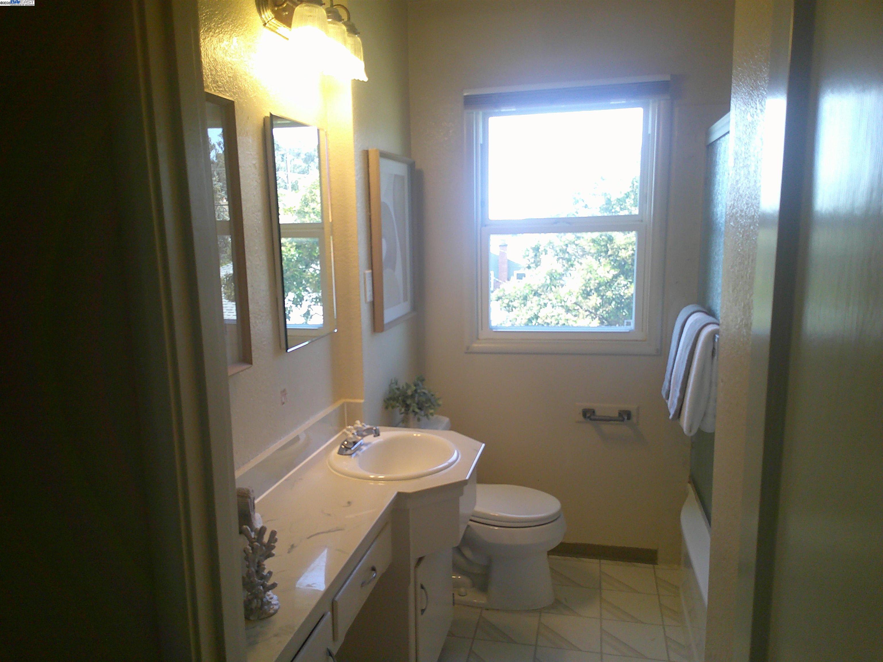 Detail Gallery Image 7 of 19 For 4817 Kathleen Ave, Castro Valley,  CA 94546-9999 - 3 Beds | 2 Baths