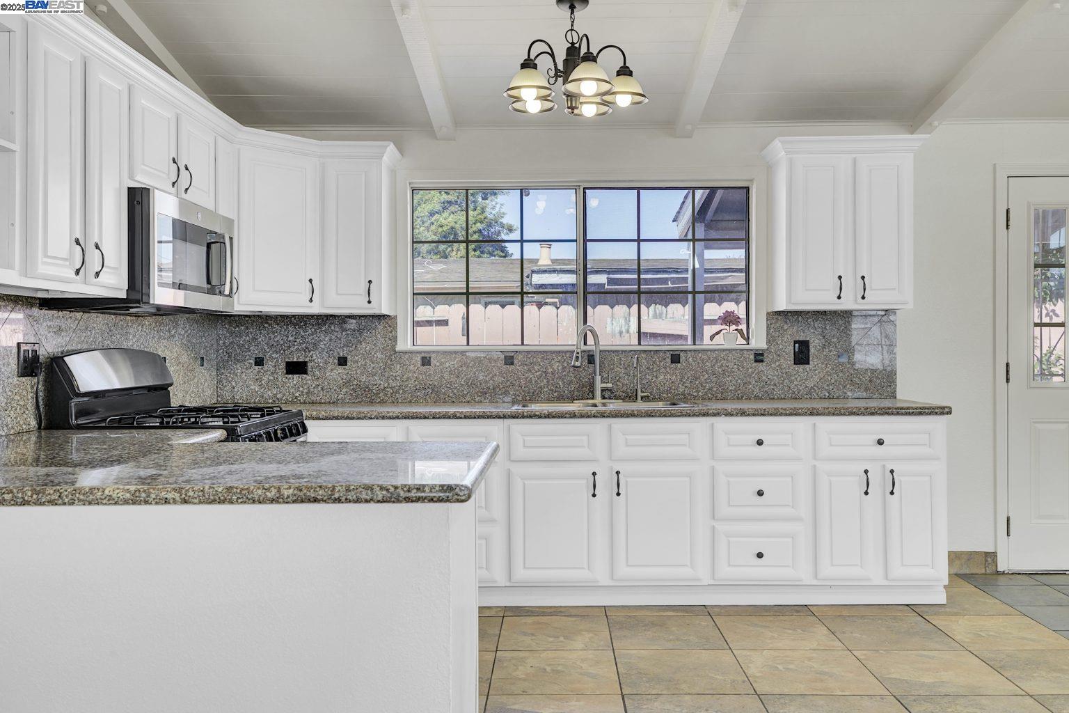 Detail Gallery Image 11 of 35 For 2675 Leeward St, Hayward,  CA 94545 - 4 Beds | 3 Baths