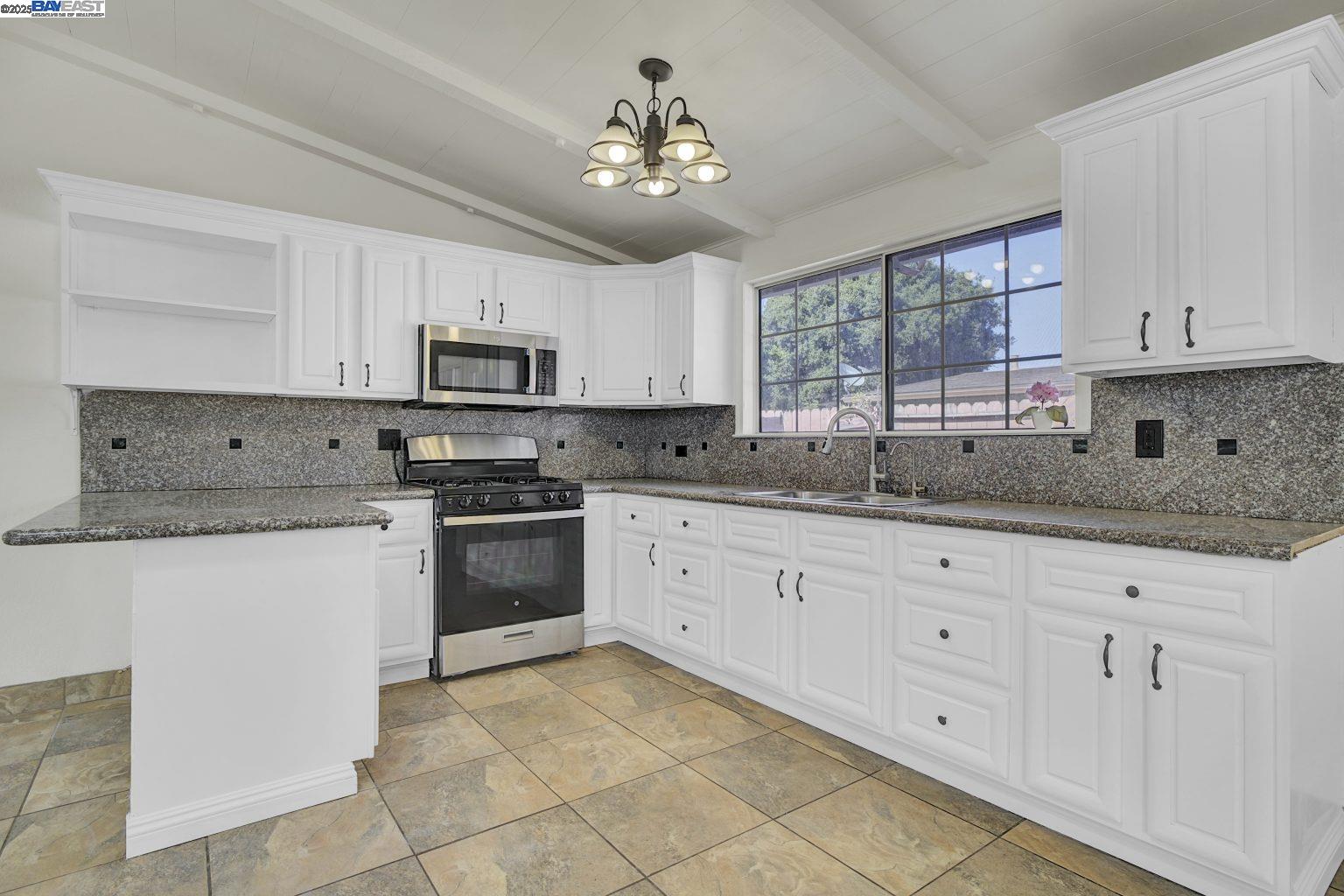 Detail Gallery Image 8 of 34 For 2675 Leeward St, Hayward,  CA 94545 - 4 Beds | 3 Baths