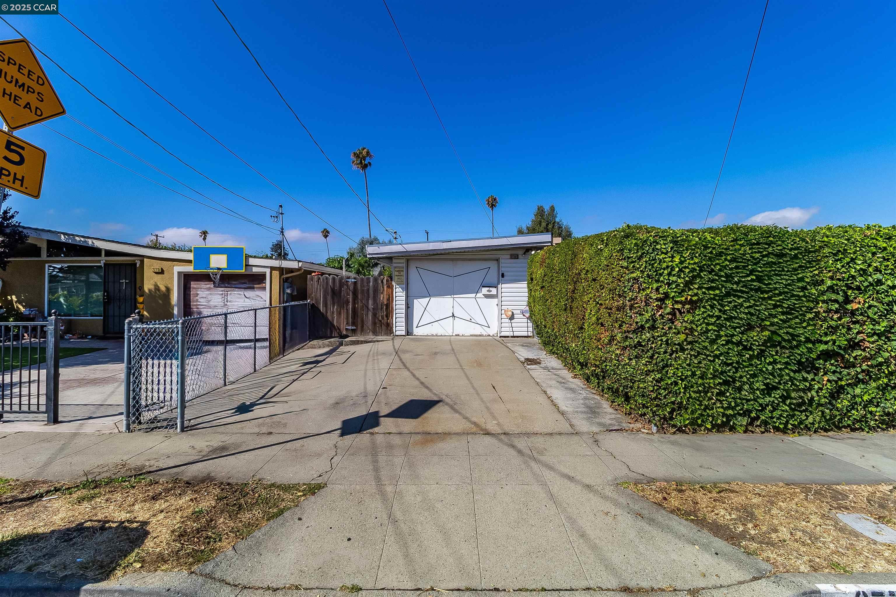 Detail Gallery Image 5 of 54 For 27707 La Porte Ave, Hayward,  CA 94545 - 3 Beds | 2 Baths