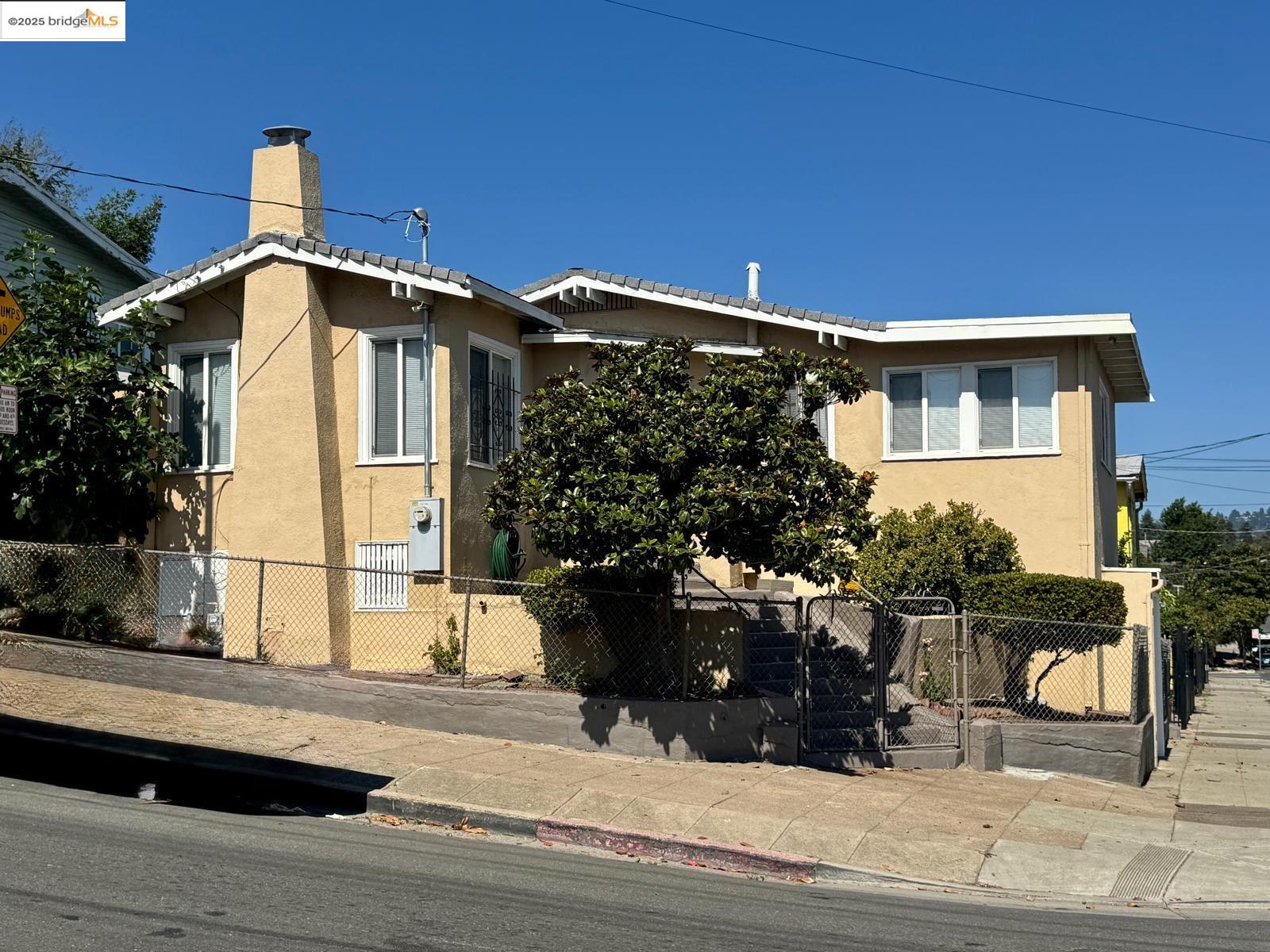 Detail Gallery Image 2 of 33 For 2101 13th Ave, Oakland,  CA 94606 - 3 Beds | 2 Baths