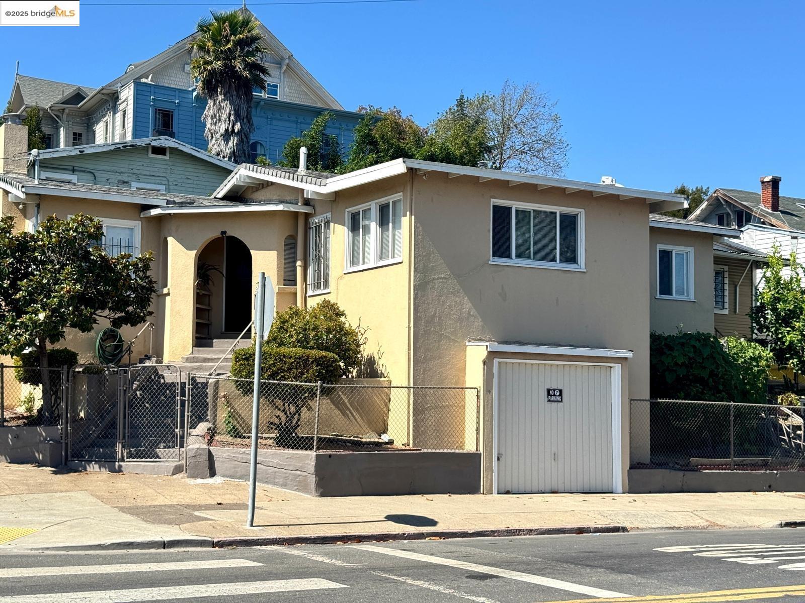 Detail Gallery Image 3 of 33 For 2101 13th Ave, Oakland,  CA 94606 - 3 Beds | 2 Baths