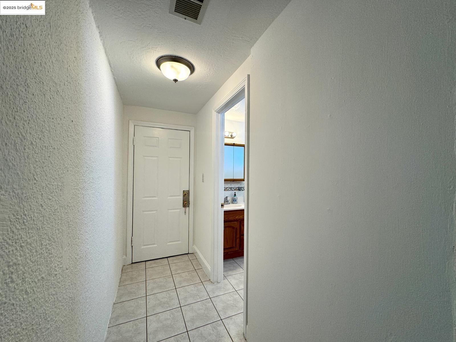 Detail Gallery Image 21 of 33 For 2101 13th Ave, Oakland,  CA 94606 - 3 Beds | 2 Baths