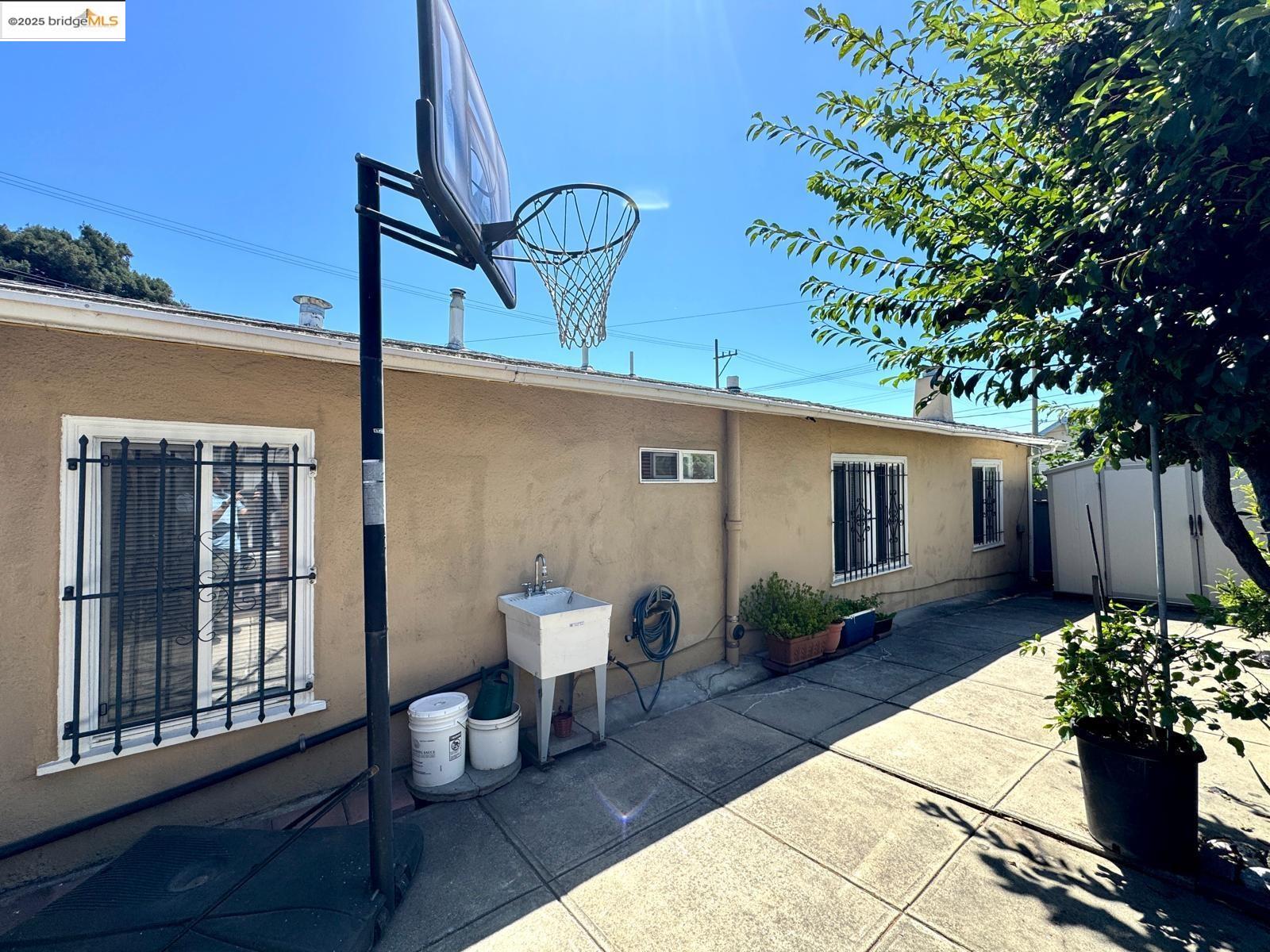 Detail Gallery Image 26 of 33 For 2101 13th Ave, Oakland,  CA 94606 - 3 Beds | 2 Baths