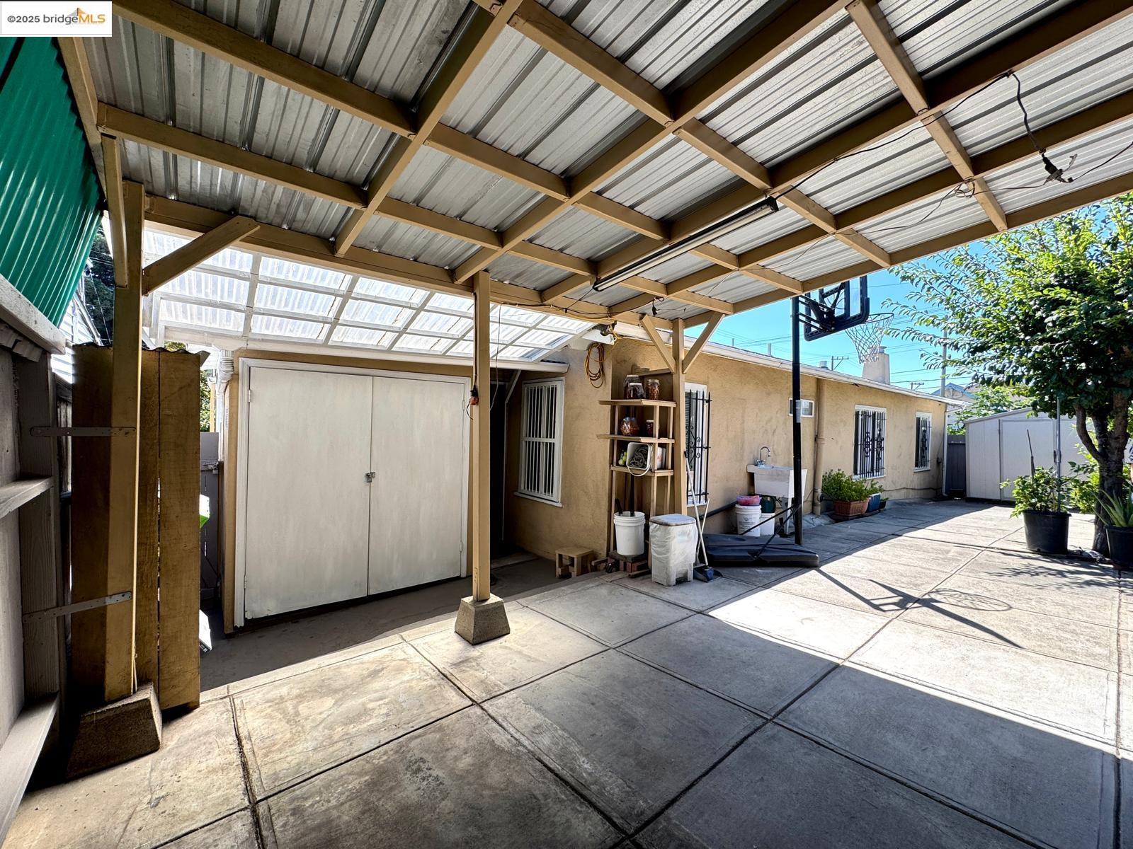 Detail Gallery Image 30 of 33 For 2101 13th Ave, Oakland,  CA 94606 - 3 Beds | 2 Baths
