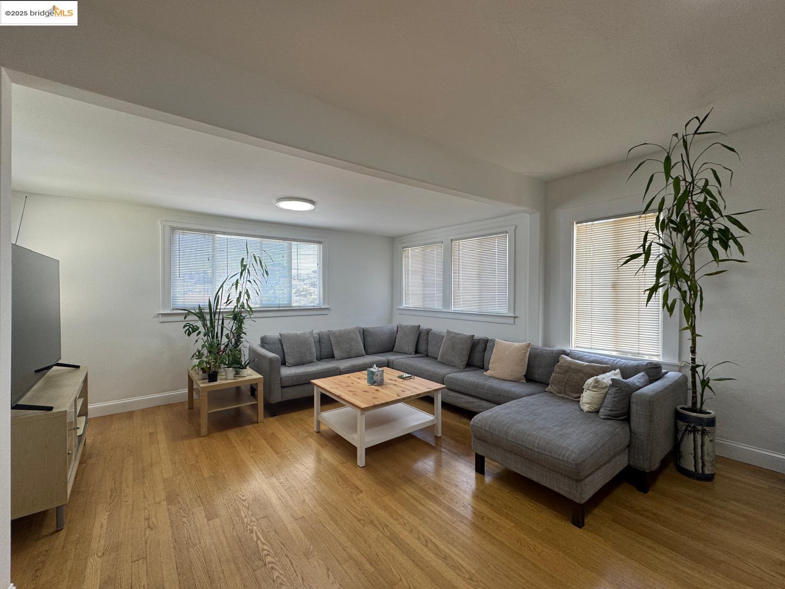 Detail Gallery Image 6 of 33 For 2101 13th Ave, Oakland,  CA 94606 - 3 Beds | 2 Baths