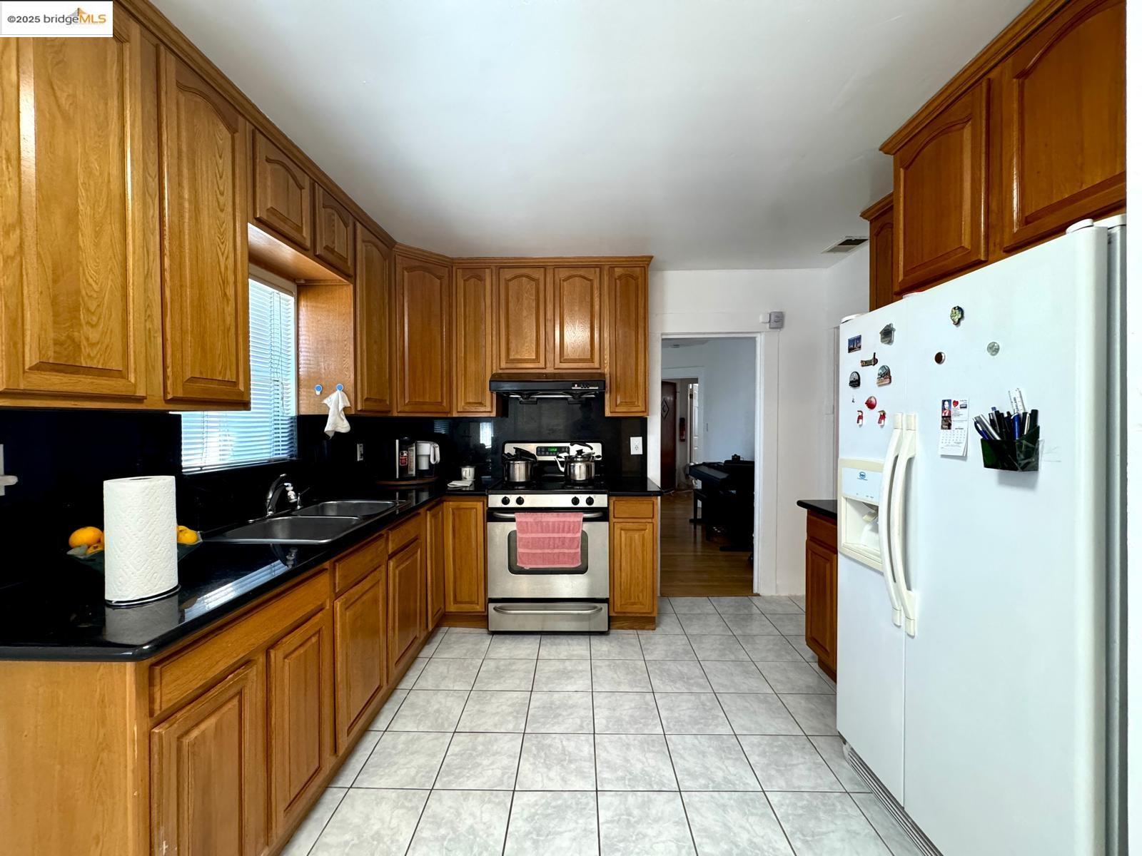 Detail Gallery Image 7 of 33 For 2101 13th Ave, Oakland,  CA 94606 - 3 Beds | 2 Baths