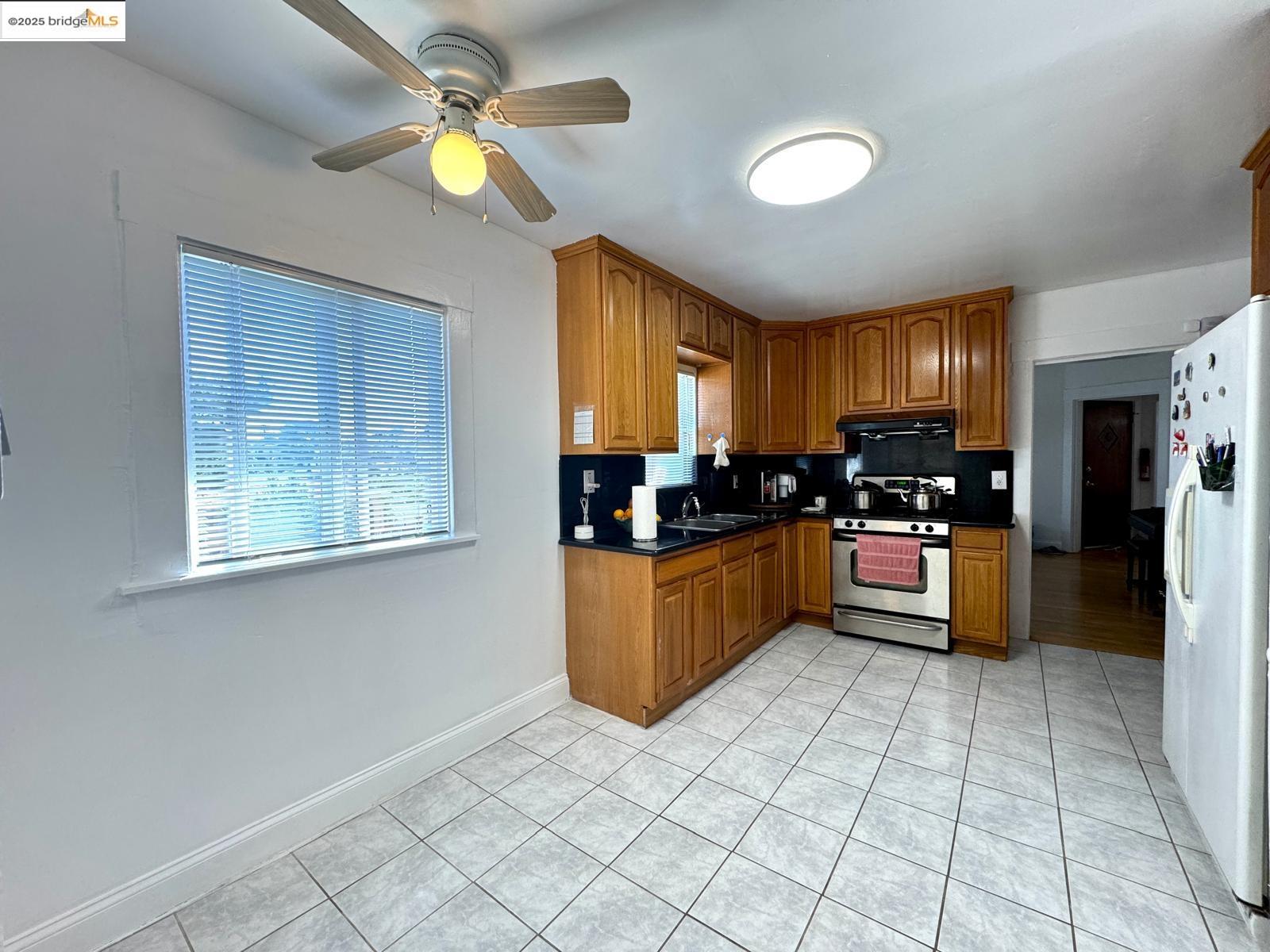 Detail Gallery Image 8 of 33 For 2101 13th Ave, Oakland,  CA 94606 - 3 Beds | 2 Baths