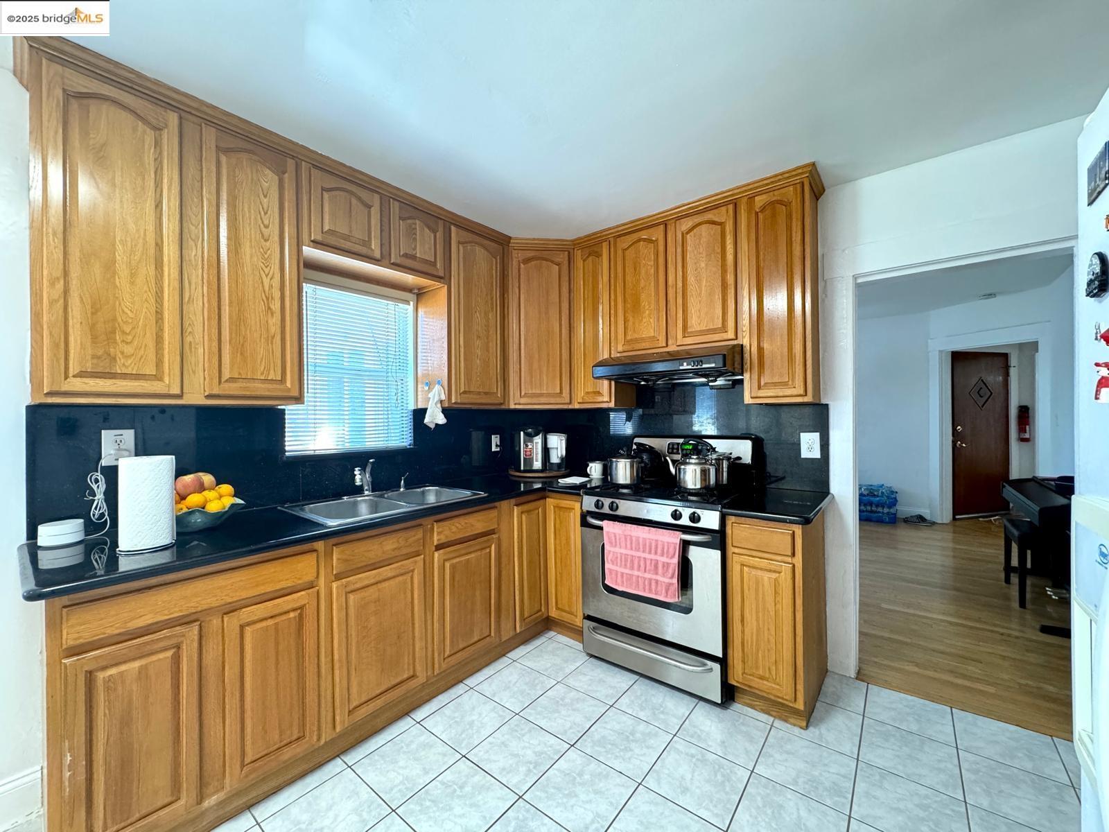 Detail Gallery Image 9 of 33 For 2101 13th Ave, Oakland,  CA 94606 - 3 Beds | 2 Baths