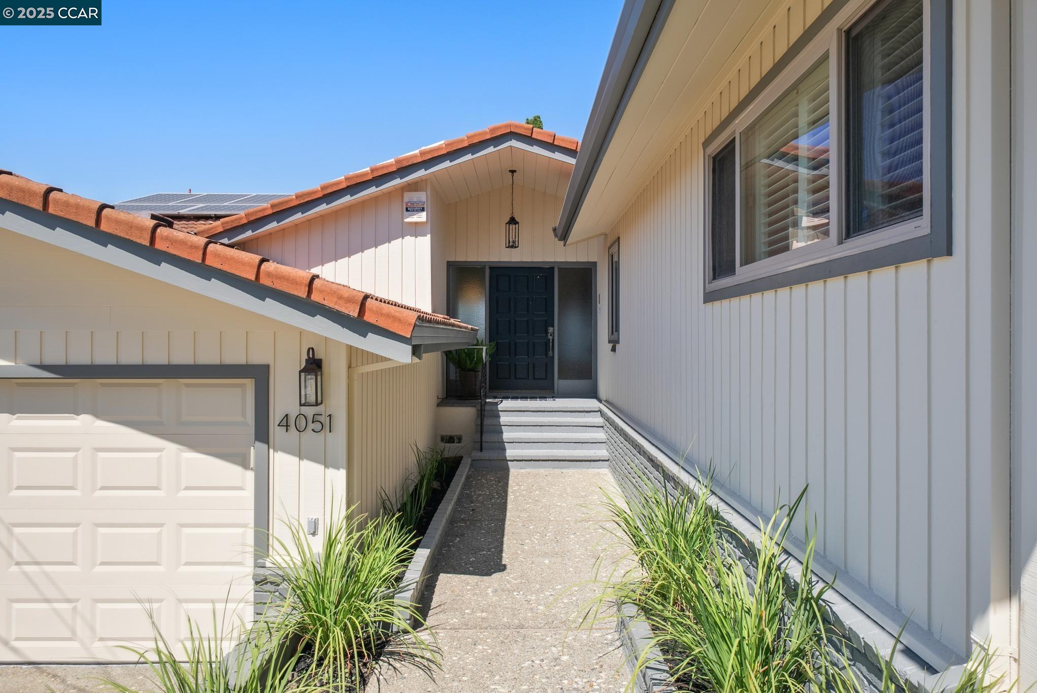 Detail Gallery Image 2 of 30 For 4051 Rhoda Ave, Oakland,  CA 94602 - 4 Beds | 2/1 Baths