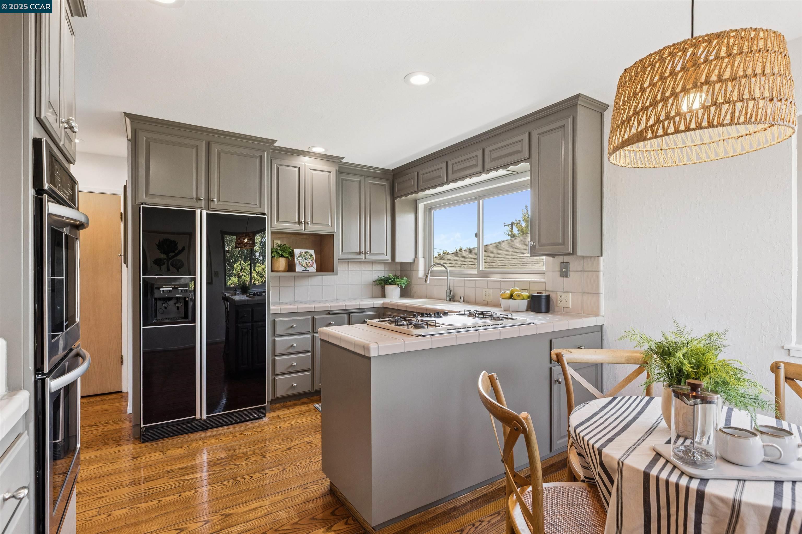 Detail Gallery Image 11 of 30 For 4051 Rhoda Ave, Oakland,  CA 94602 - 4 Beds | 2/1 Baths
