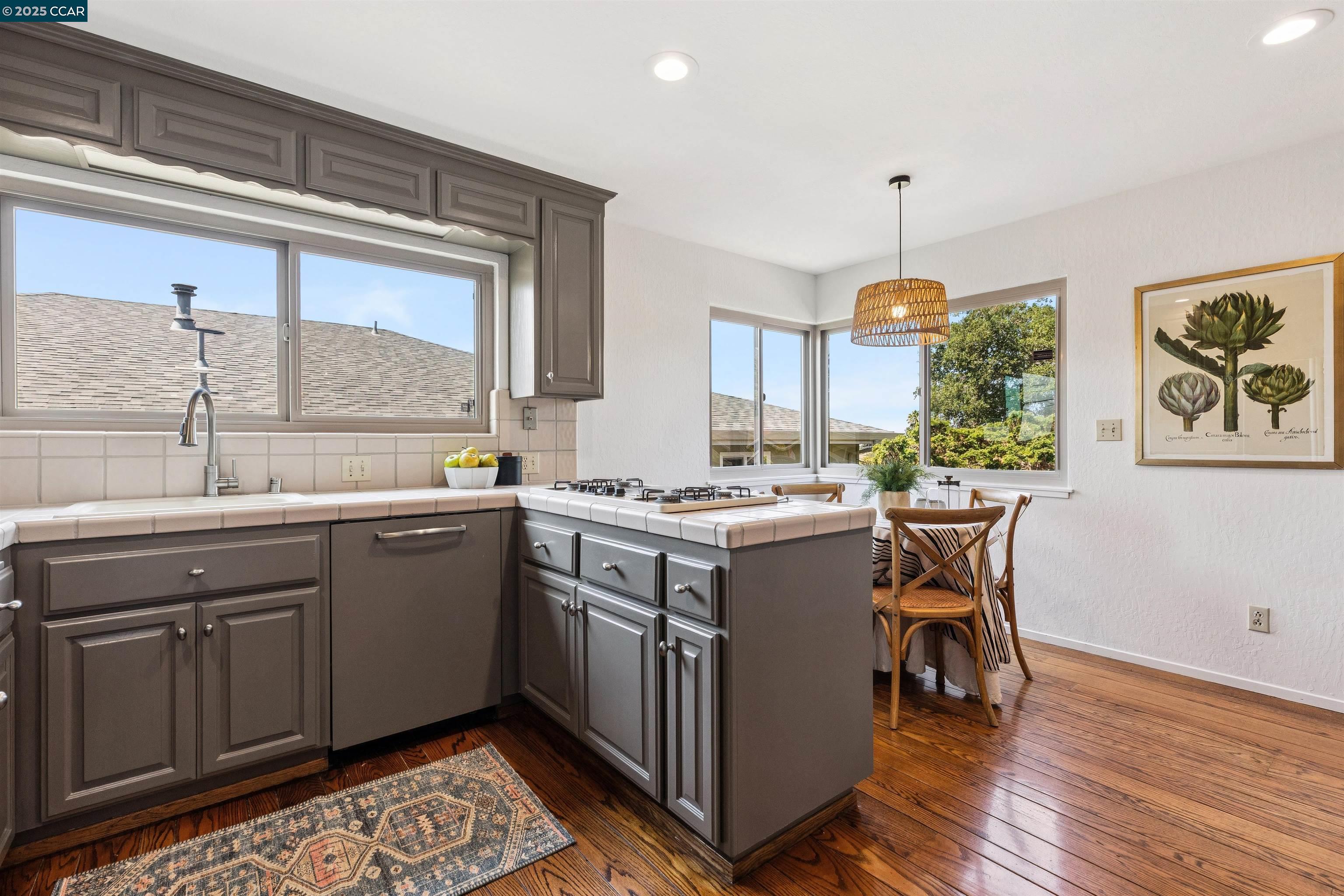 Detail Gallery Image 13 of 30 For 4051 Rhoda Ave, Oakland,  CA 94602 - 4 Beds | 2/1 Baths