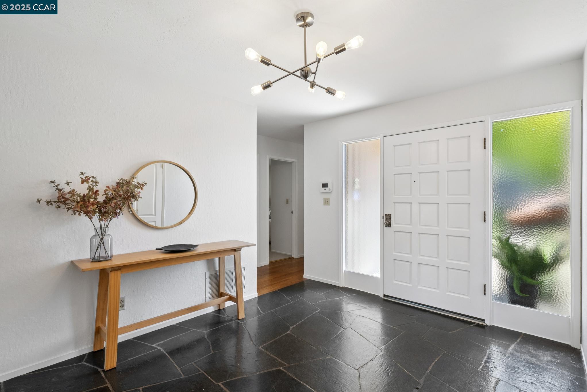 Detail Gallery Image 4 of 30 For 4051 Rhoda Ave, Oakland,  CA 94602 - 4 Beds | 2/1 Baths