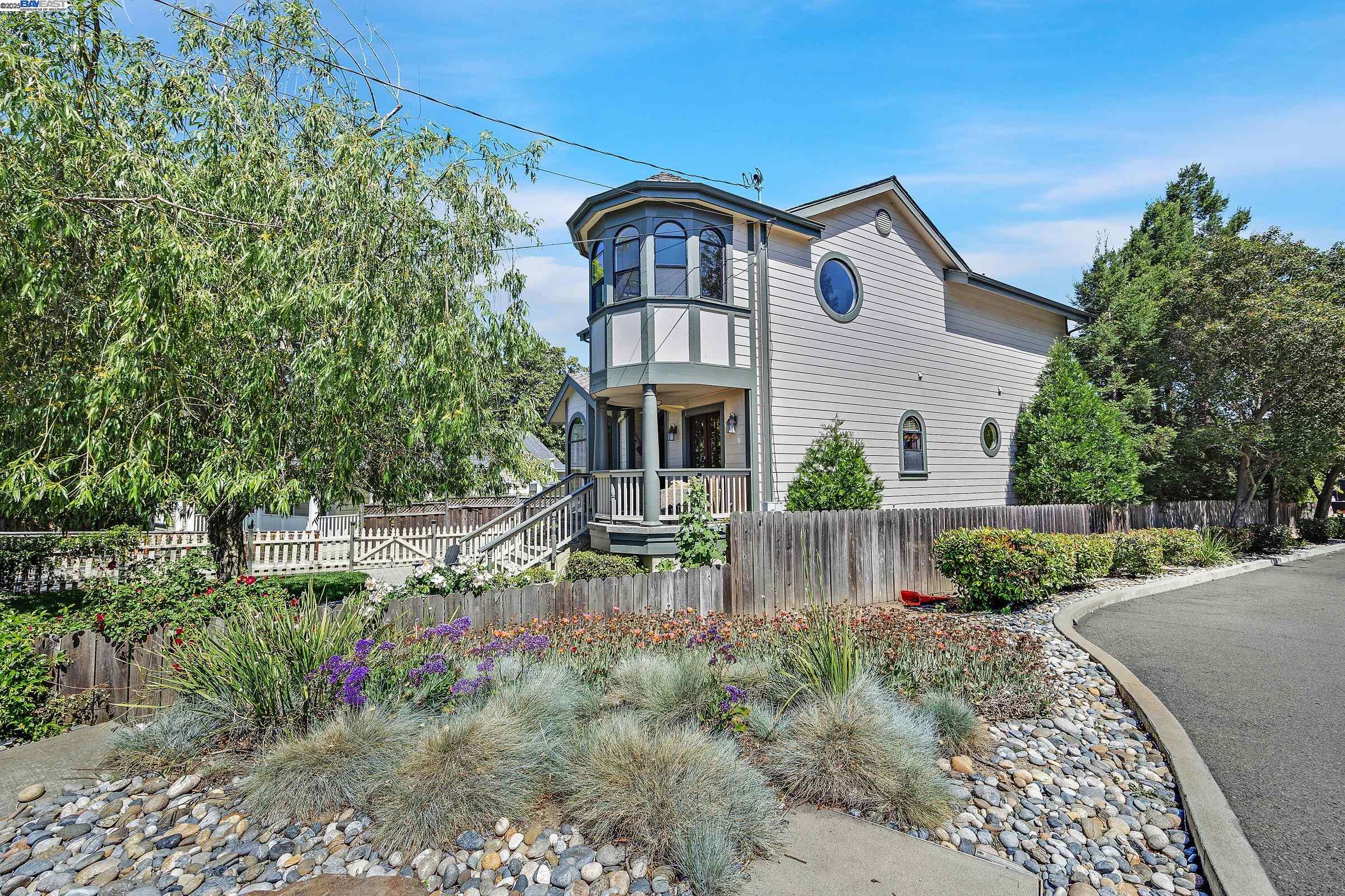 Detail Gallery Image 4 of 56 For 141 Ray St, Pleasanton,  CA 94566 - 4 Beds | 2/1 Baths