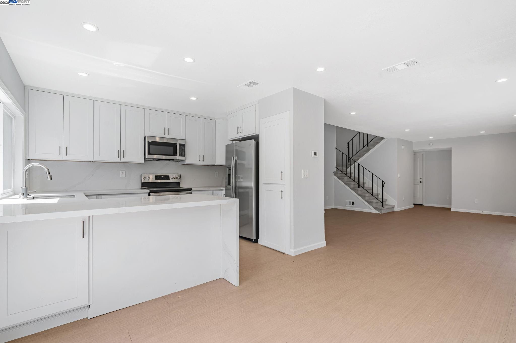 Detail Gallery Image 4 of 30 For 390 Grovewood Ln, Brentwood,  CA 94513 - 3 Beds | 3 Baths