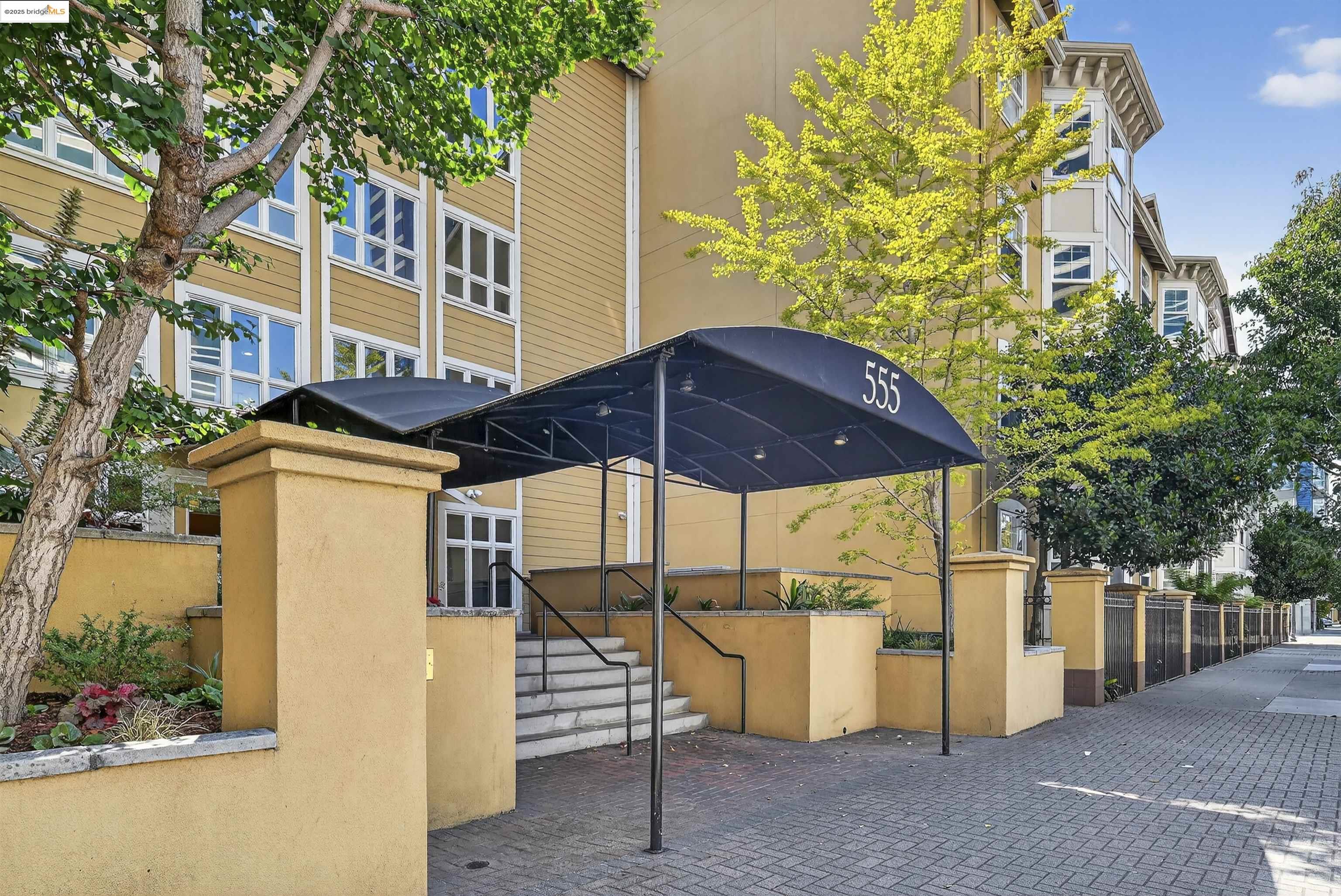 Detail Gallery Image 2 of 36 For 555 10th St #113,  Oakland,  CA 94607 - 3 Beds | 2 Baths