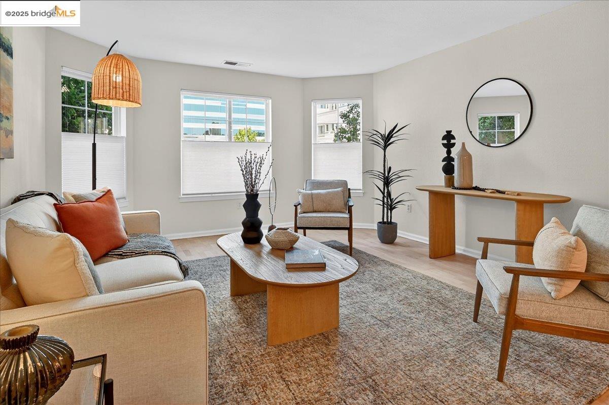 Detail Gallery Image 4 of 36 For 555 10th St #113,  Oakland,  CA 94607 - 3 Beds | 2 Baths