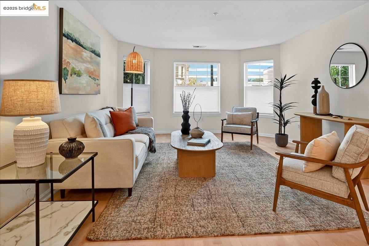 Detail Gallery Image 5 of 36 For 555 10th St #113,  Oakland,  CA 94607 - 3 Beds | 2 Baths