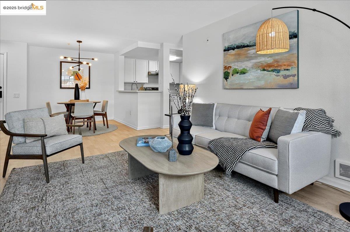 Detail Gallery Image 7 of 36 For 555 10th St #113,  Oakland,  CA 94607 - 3 Beds | 2 Baths