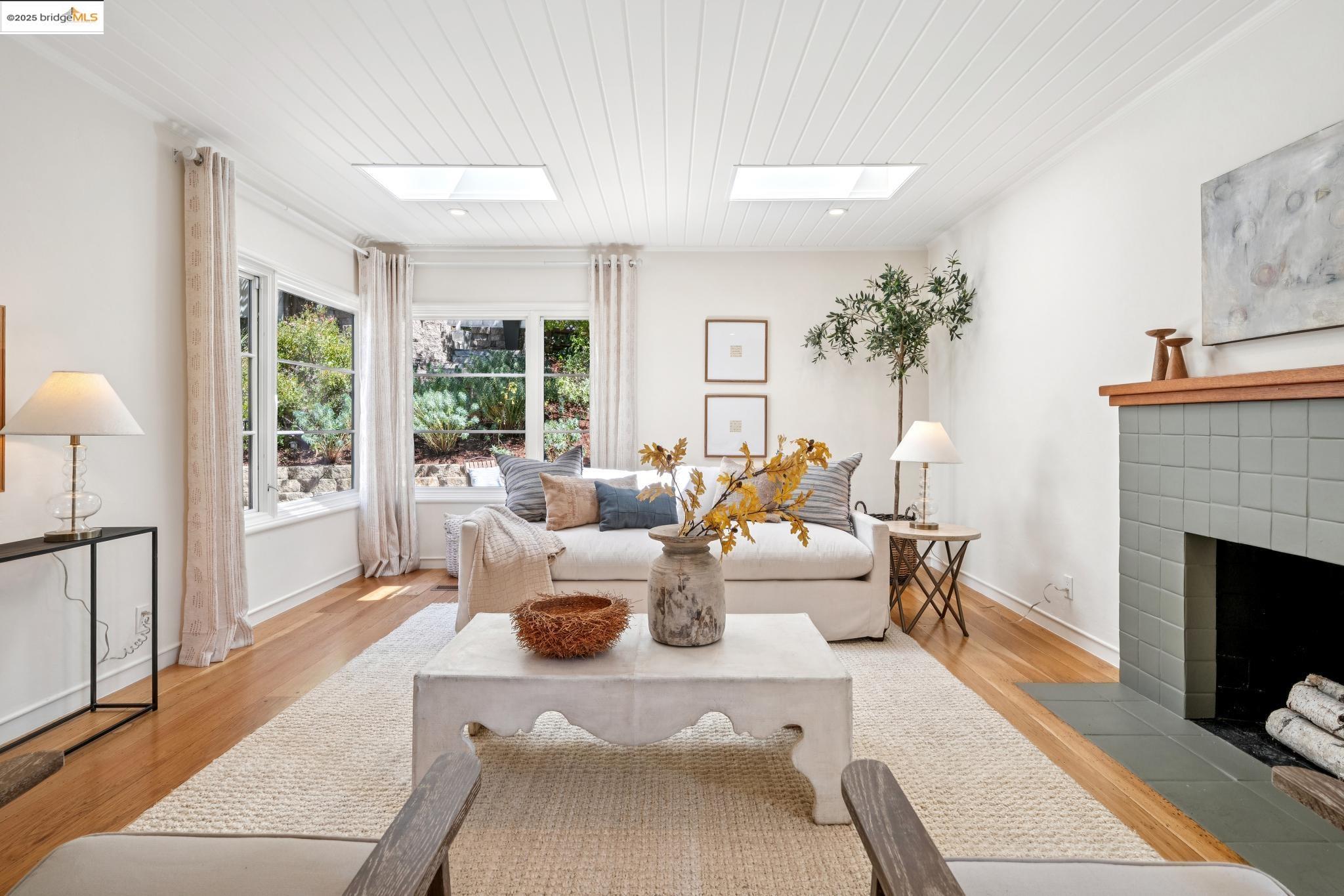 Detail Gallery Image 10 of 53 For 1301 Mountain Blvd, Oakland,  CA 94611 - 4 Beds | 3 Baths