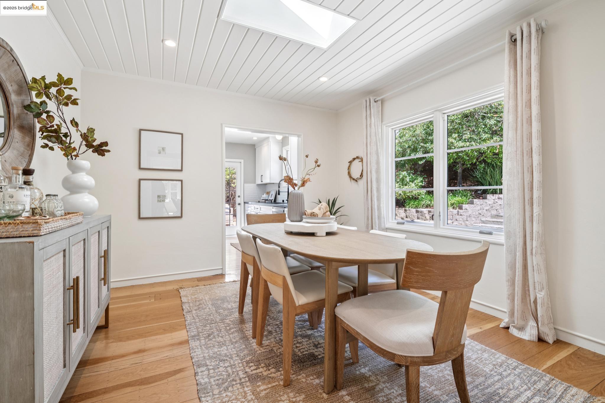 Detail Gallery Image 11 of 53 For 1301 Mountain Blvd, Oakland,  CA 94611 - 4 Beds | 3 Baths