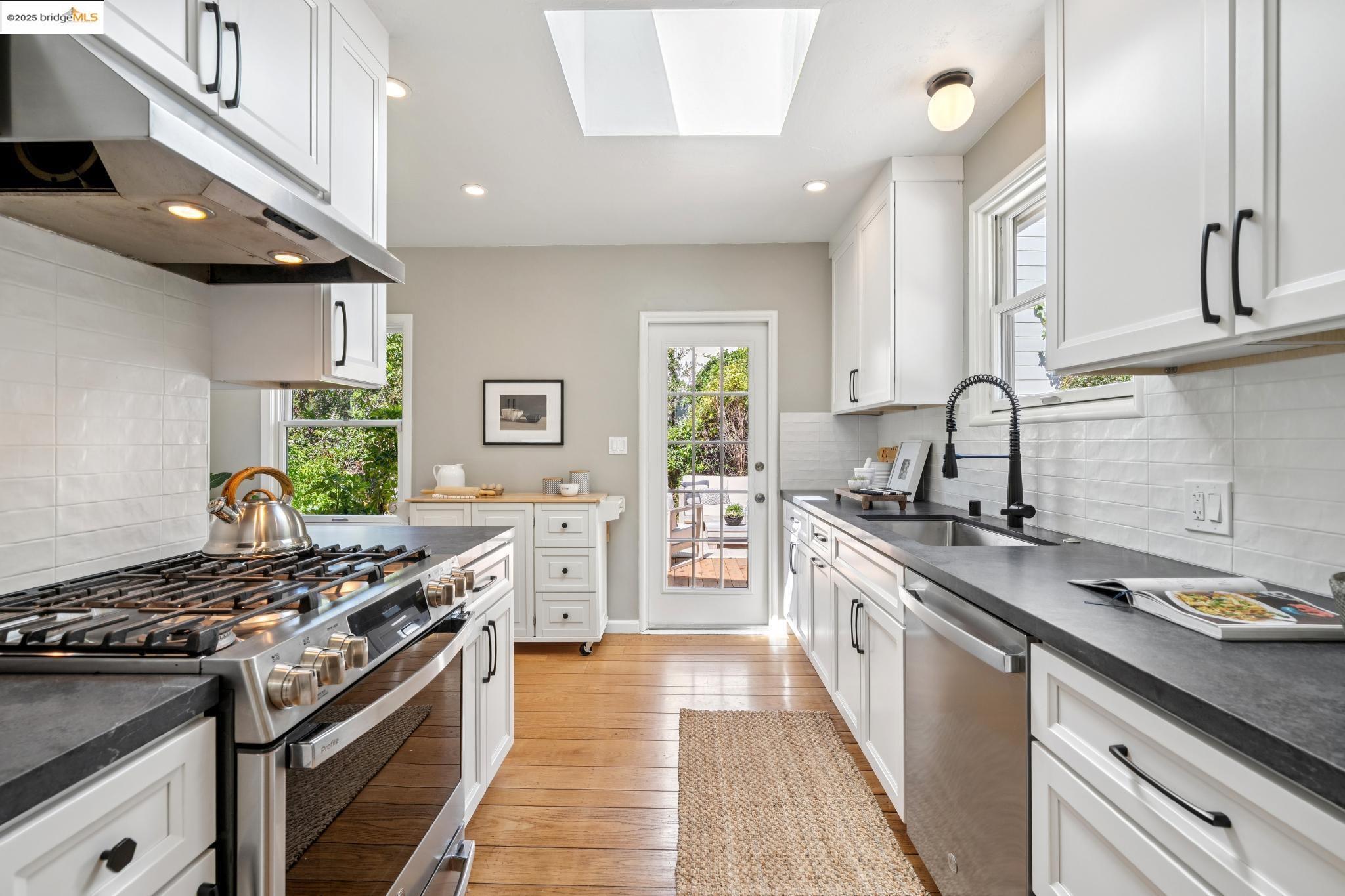Detail Gallery Image 13 of 53 For 1301 Mountain Blvd, Oakland,  CA 94611 - 4 Beds | 3 Baths