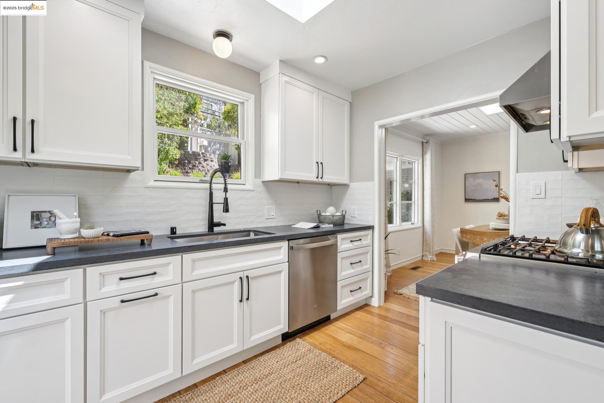Detail Gallery Image 14 of 53 For 1301 Mountain Blvd, Oakland,  CA 94611 - 4 Beds | 3 Baths