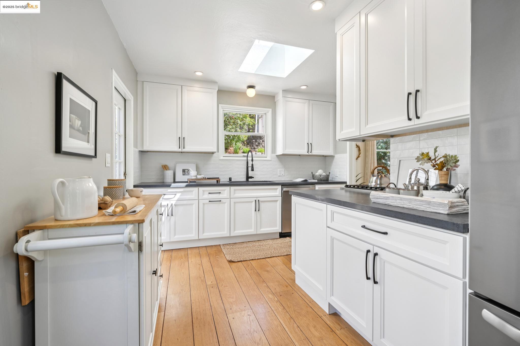 Detail Gallery Image 15 of 53 For 1301 Mountain Blvd, Oakland,  CA 94611 - 4 Beds | 3 Baths