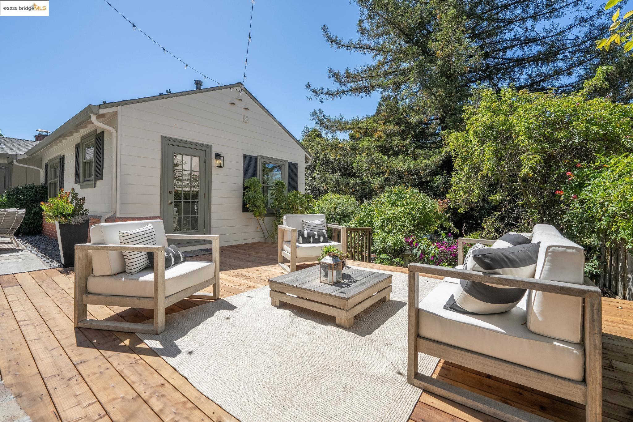 Detail Gallery Image 16 of 53 For 1301 Mountain Blvd, Oakland,  CA 94611 - 4 Beds | 3 Baths