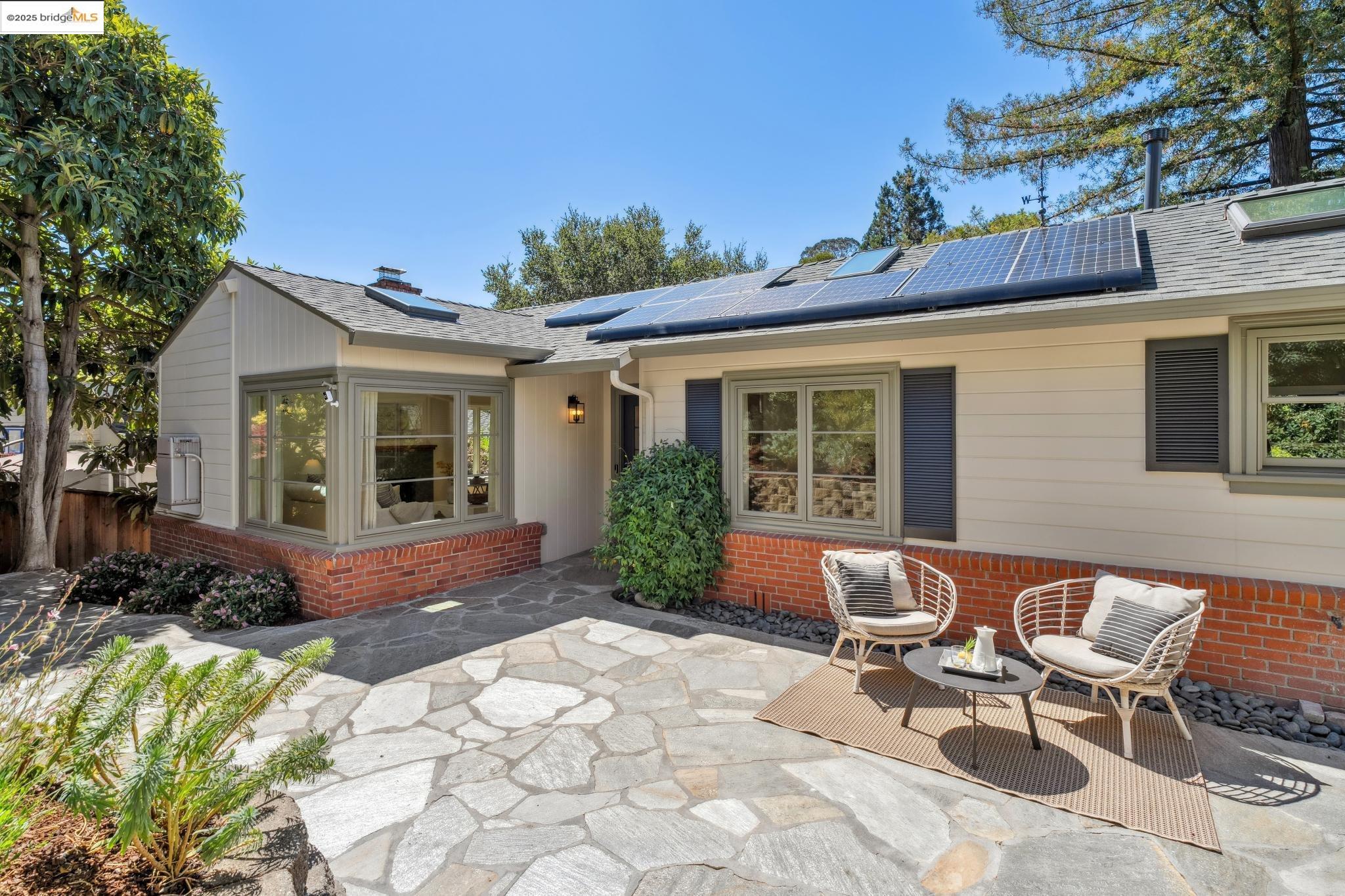 Detail Gallery Image 3 of 53 For 1301 Mountain Blvd, Oakland,  CA 94611 - 4 Beds | 3 Baths