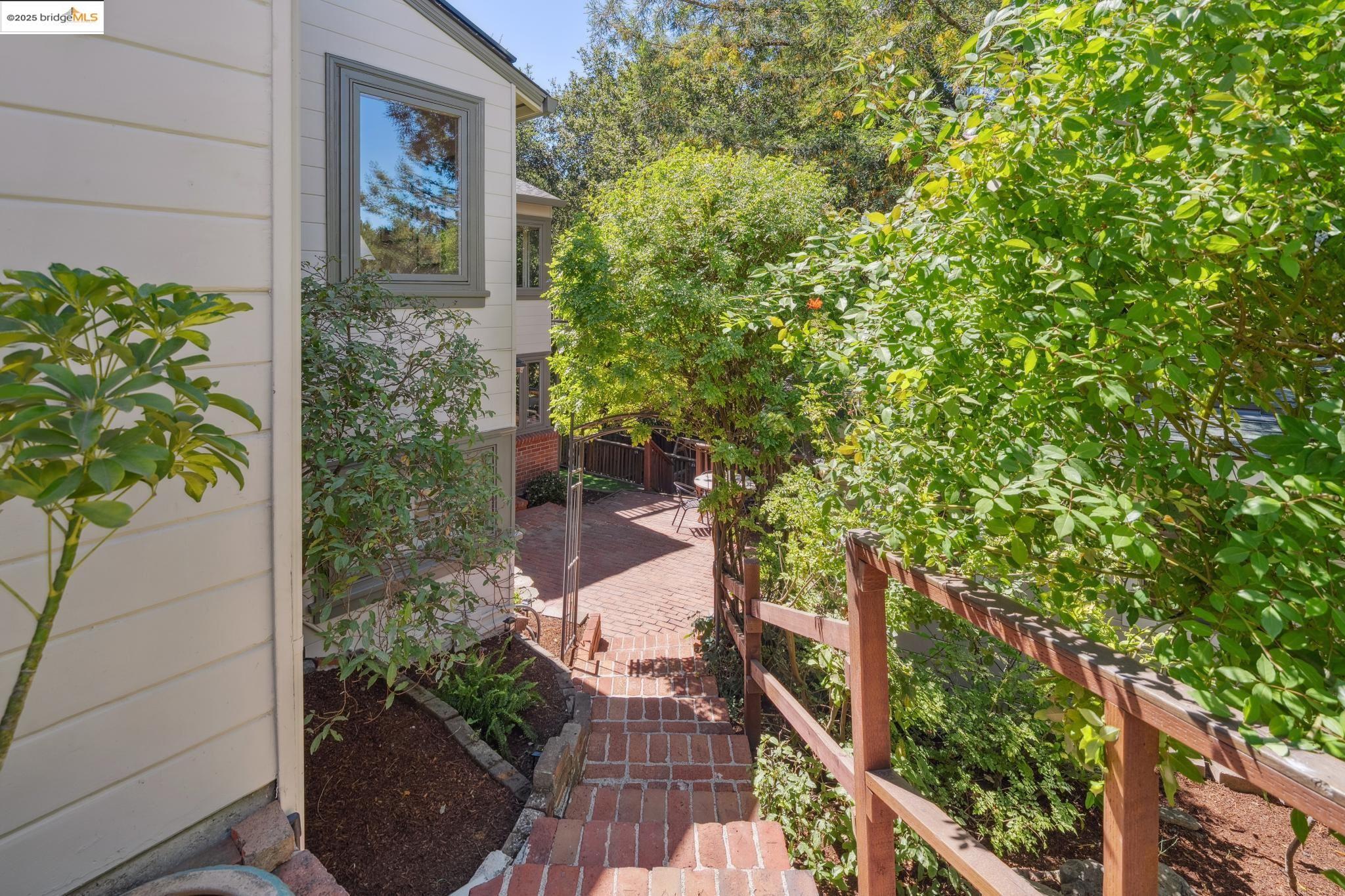 Detail Gallery Image 20 of 53 For 1301 Mountain Blvd, Oakland,  CA 94611 - 4 Beds | 3 Baths