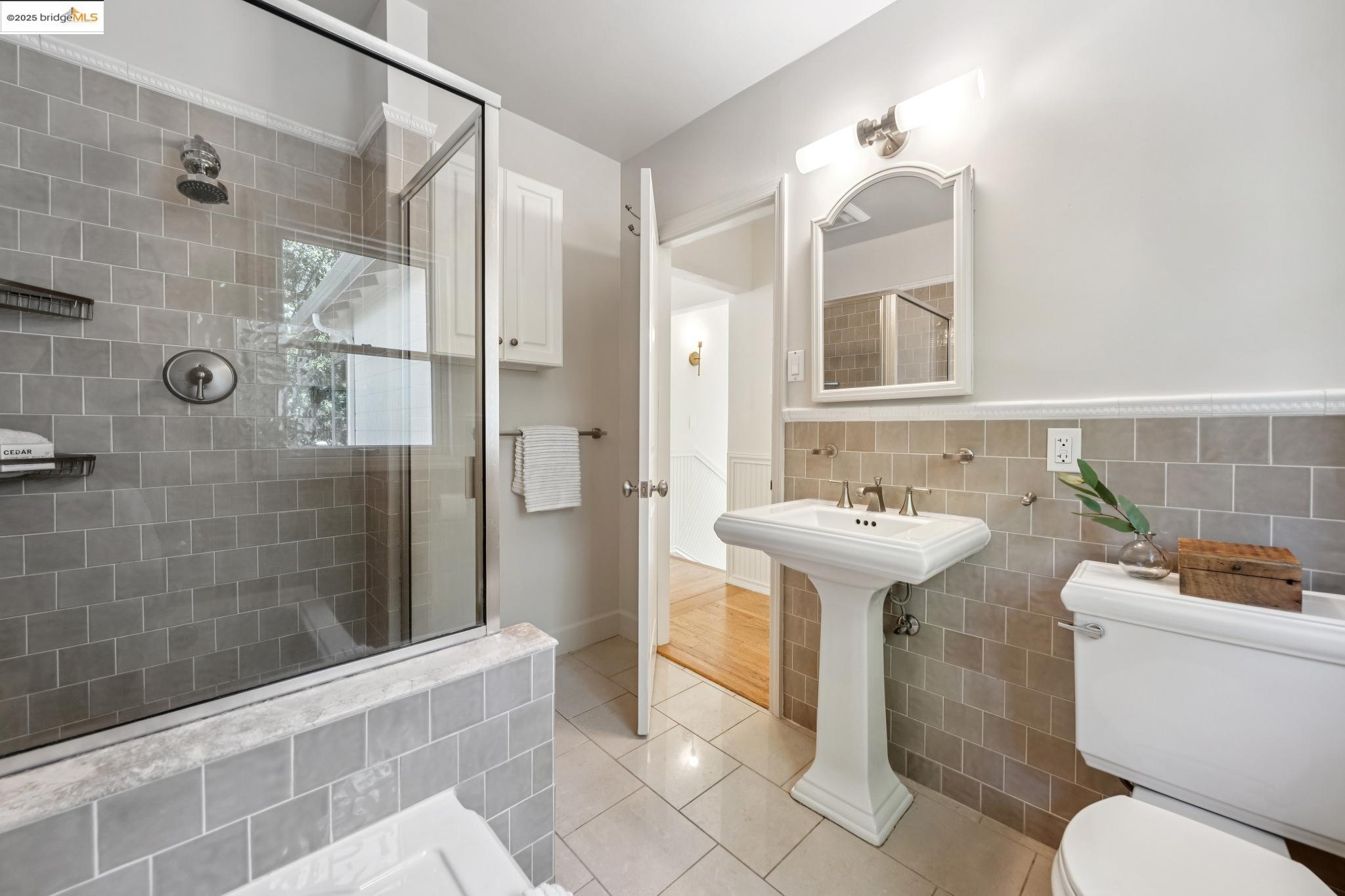 Detail Gallery Image 25 of 53 For 1301 Mountain Blvd, Oakland,  CA 94611 - 4 Beds | 3 Baths