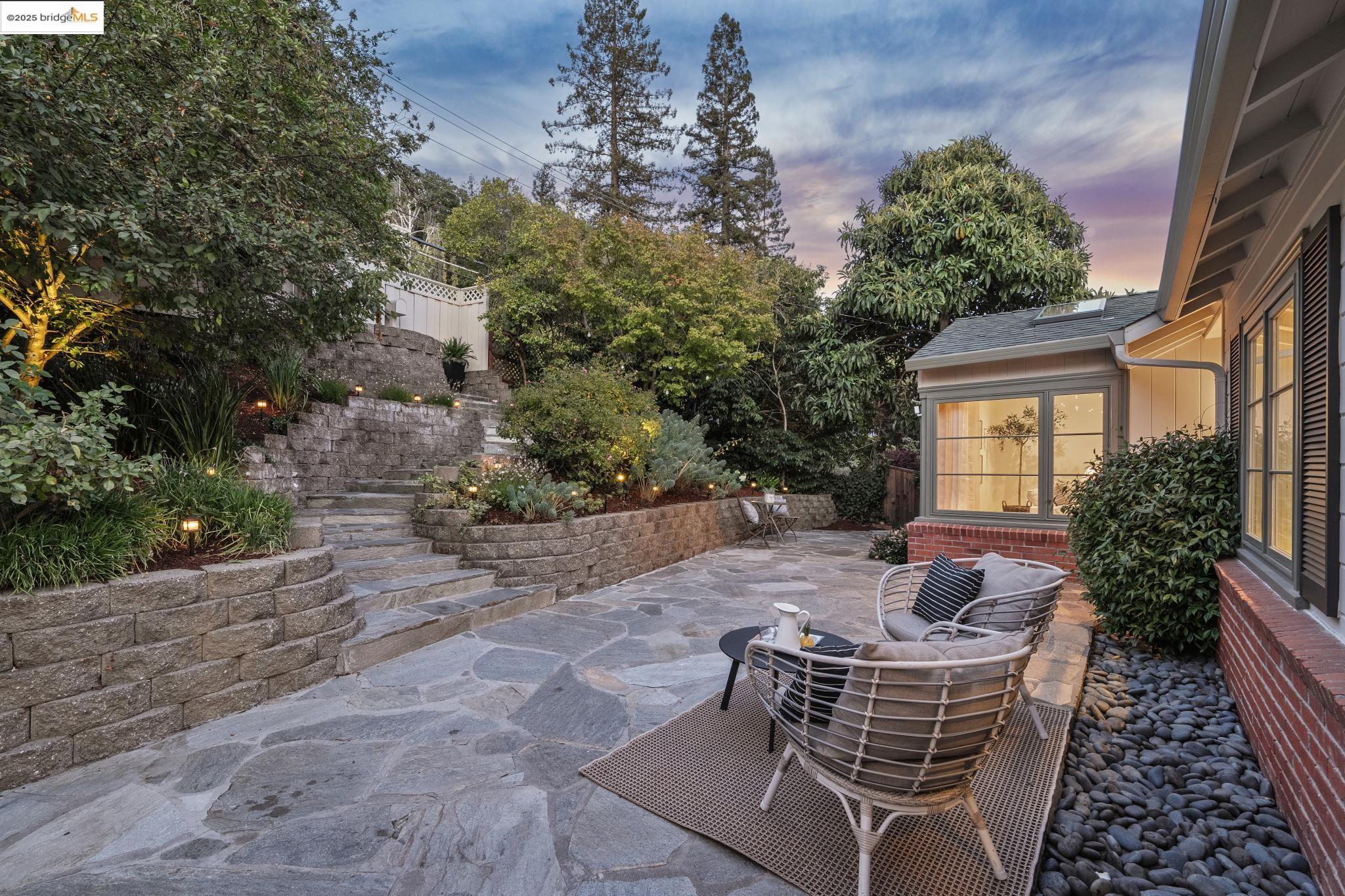 Detail Gallery Image 4 of 53 For 1301 Mountain Blvd, Oakland,  CA 94611 - 4 Beds | 3 Baths