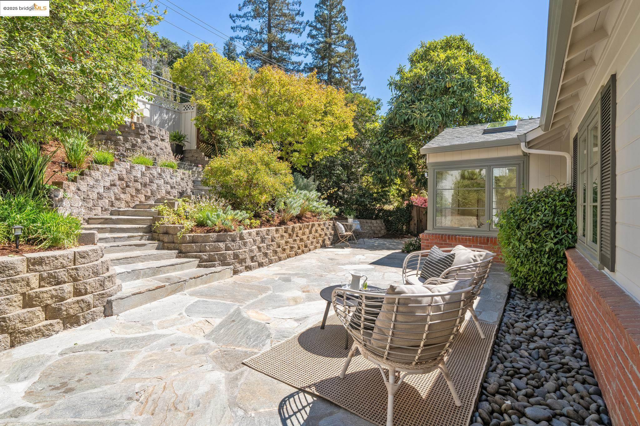 Detail Gallery Image 5 of 53 For 1301 Mountain Blvd, Oakland,  CA 94611 - 4 Beds | 3 Baths