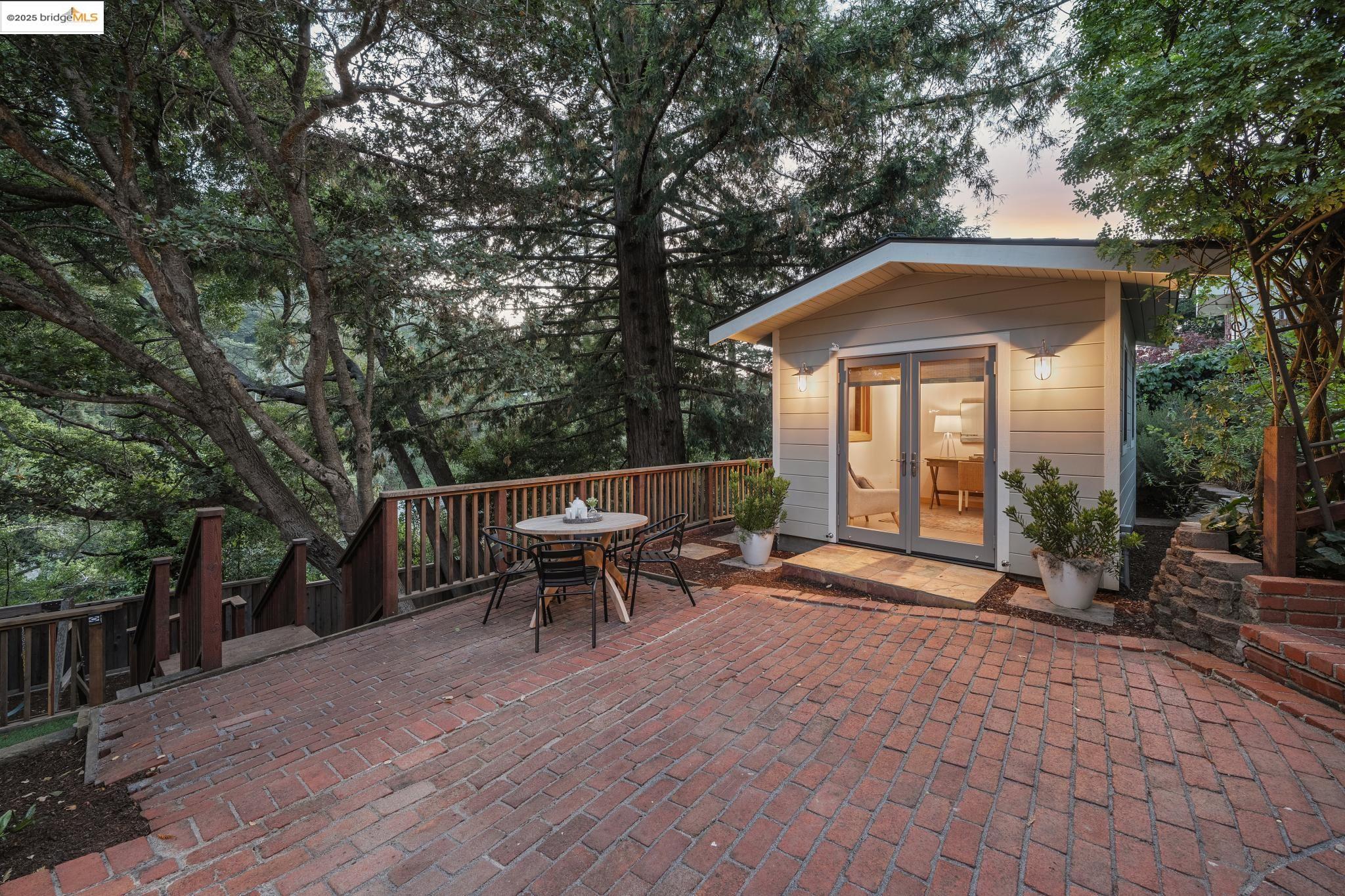Detail Gallery Image 43 of 53 For 1301 Mountain Blvd, Oakland,  CA 94611 - 4 Beds | 3 Baths