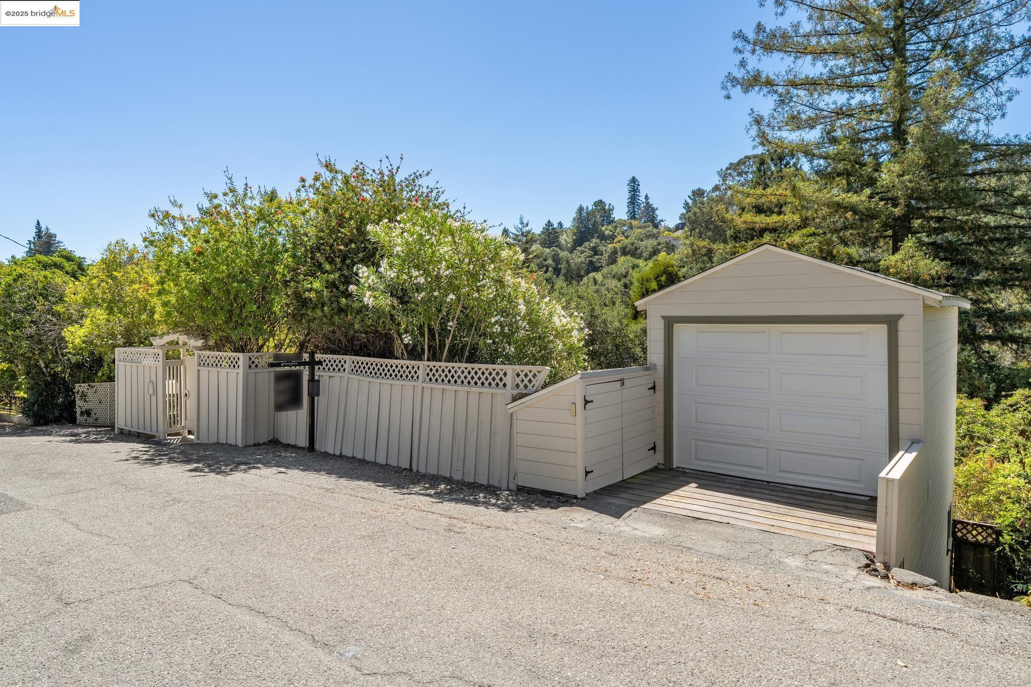 Detail Gallery Image 51 of 53 For 1301 Mountain Blvd, Oakland,  CA 94611 - 4 Beds | 3 Baths