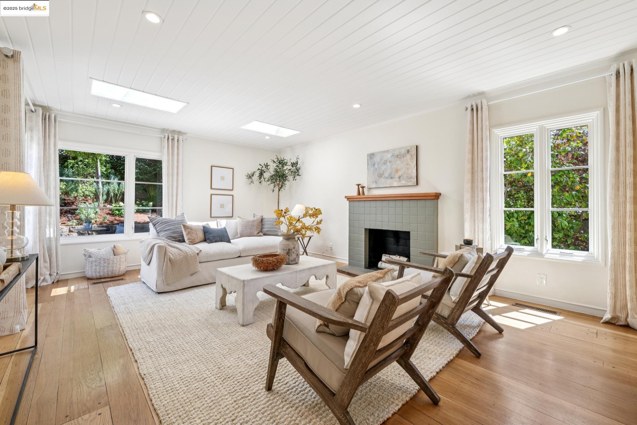 Detail Gallery Image 8 of 53 For 1301 Mountain Blvd, Oakland,  CA 94611 - 4 Beds | 3 Baths