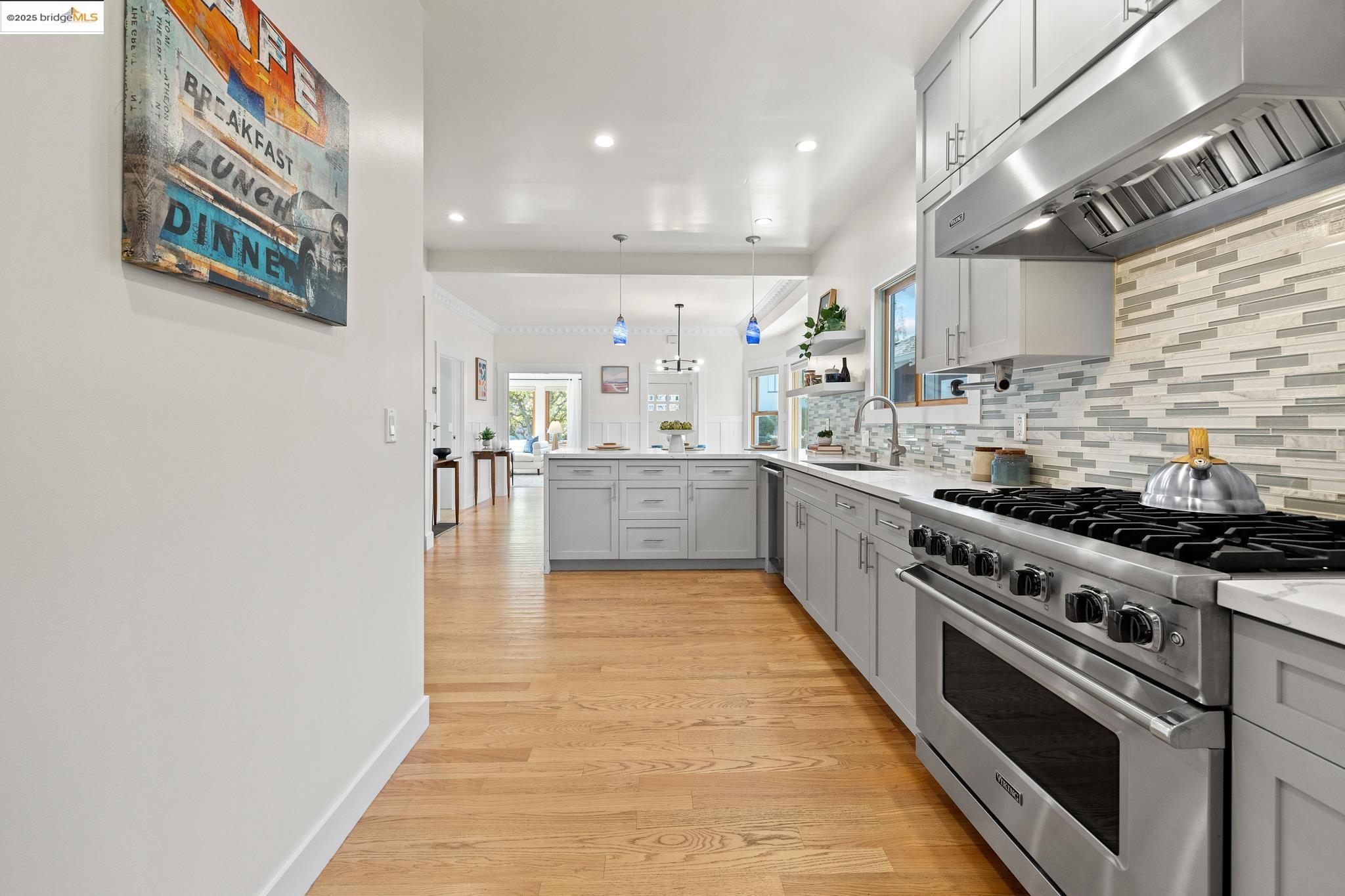 Detail Gallery Image 12 of 59 For 1026 Ventura Ave, Albany,  CA 94706 - 5 Beds | 4 Baths