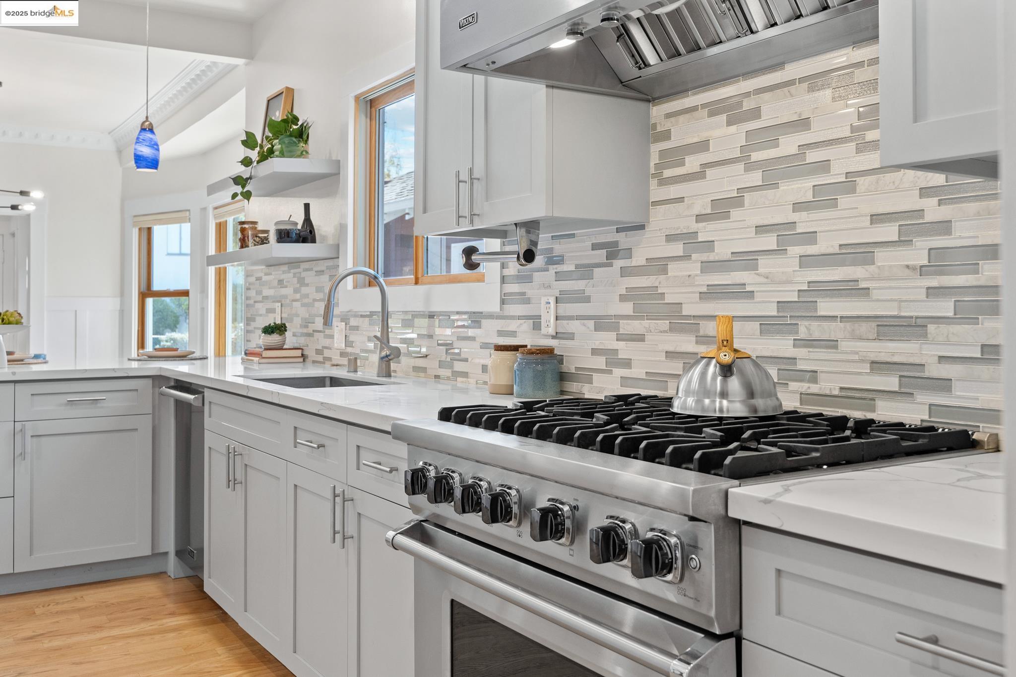 Detail Gallery Image 13 of 59 For 1026 Ventura Ave, Albany,  CA 94706 - 5 Beds | 4 Baths