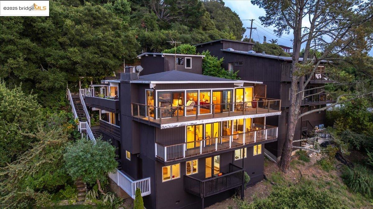 Detail Gallery Image 11 of 60 For 630 Panoramic Way, Berkeley,  CA 94704 - 6 Beds | 4 Baths
