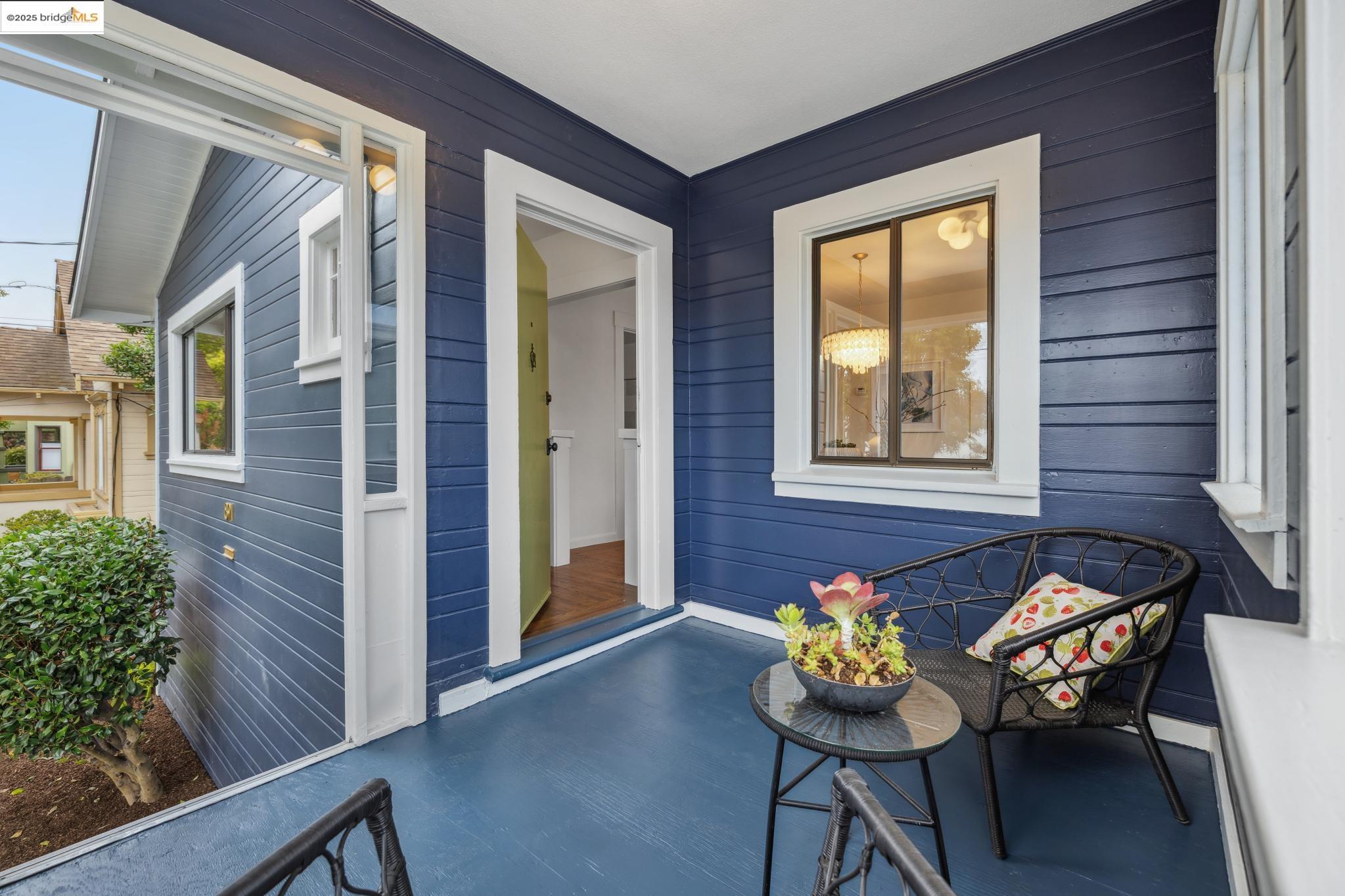 Detail Gallery Image 2 of 38 For 891 57th St, Oakland,  CA 94608 - 2 Beds | 1 Baths