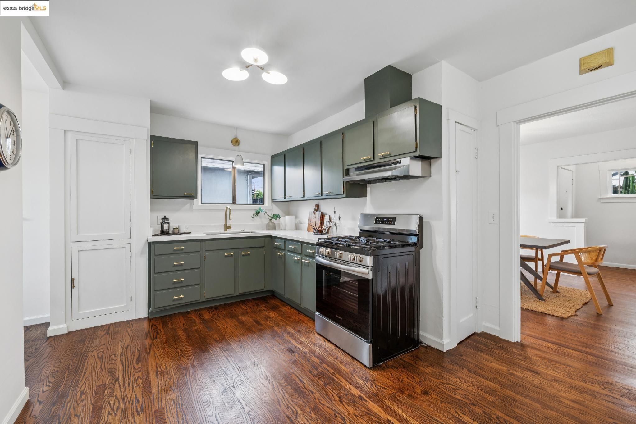 Detail Gallery Image 13 of 38 For 891 57th St, Oakland,  CA 94608 - 2 Beds | 1 Baths