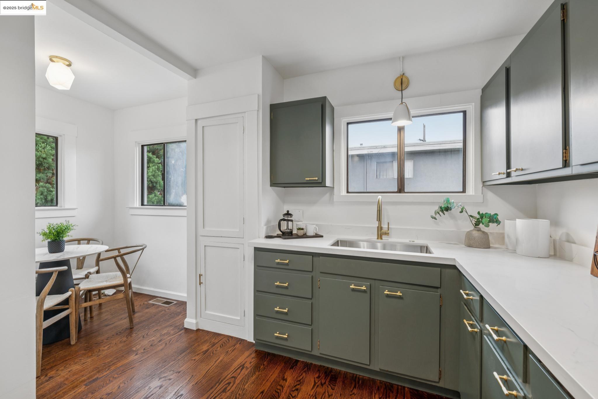 Detail Gallery Image 15 of 38 For 891 57th St, Oakland,  CA 94608 - 2 Beds | 1 Baths